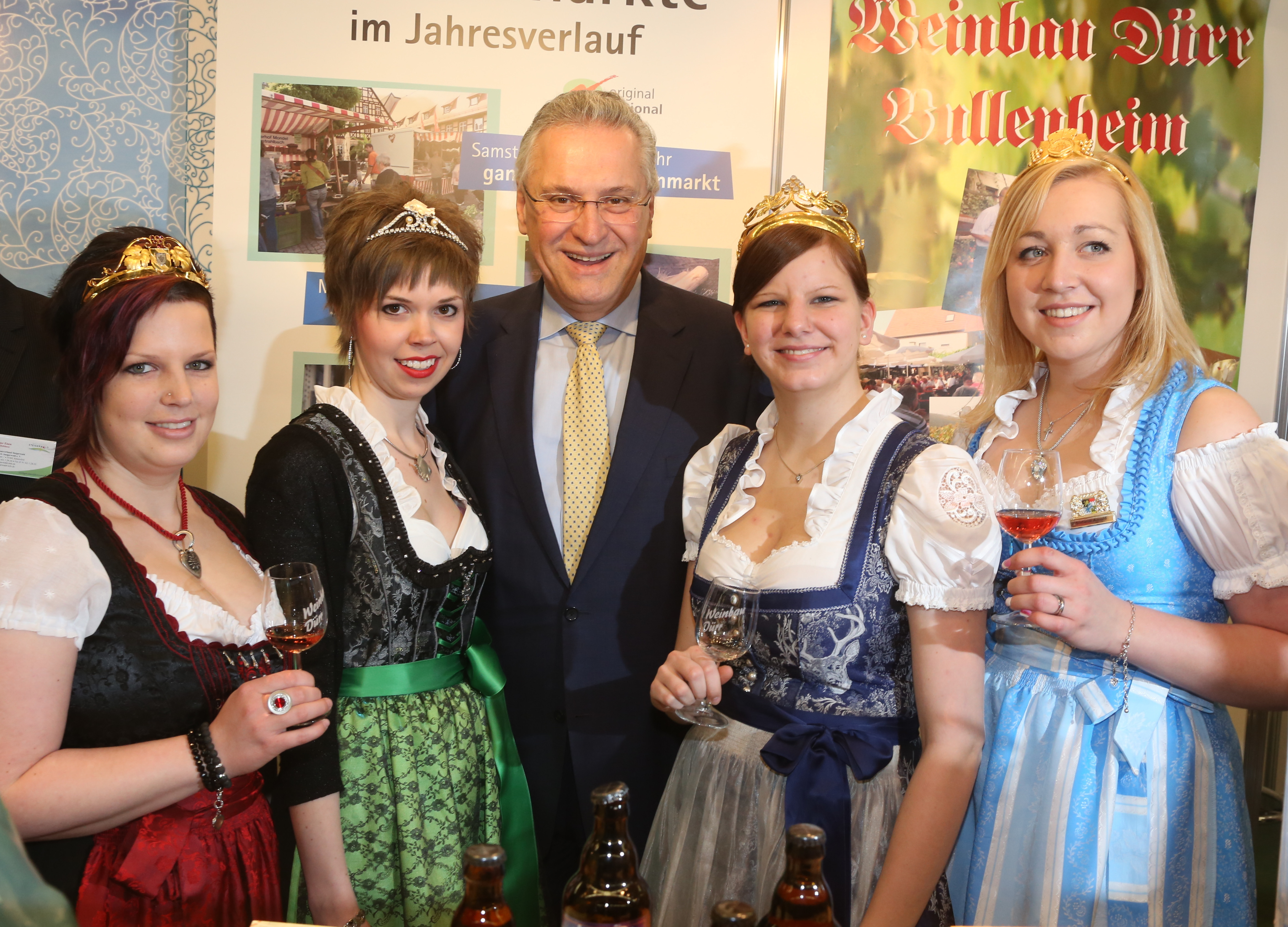 Bei der Eröffnung der Freizeitmesse Nürnberg: Bayerns Innenminister Joachim Herrmann (M) mit Dagmar (l.), Weinprinzessin 2015 von Ippesheim, Katrin (2.v.l.), fränkische Karpfenkönigin 2015, Anne I (2.v.r.), Weimersheimer Weinprinzessin 2015 und Stefanie (r.), Weinprinzessin von Ergersheim.
