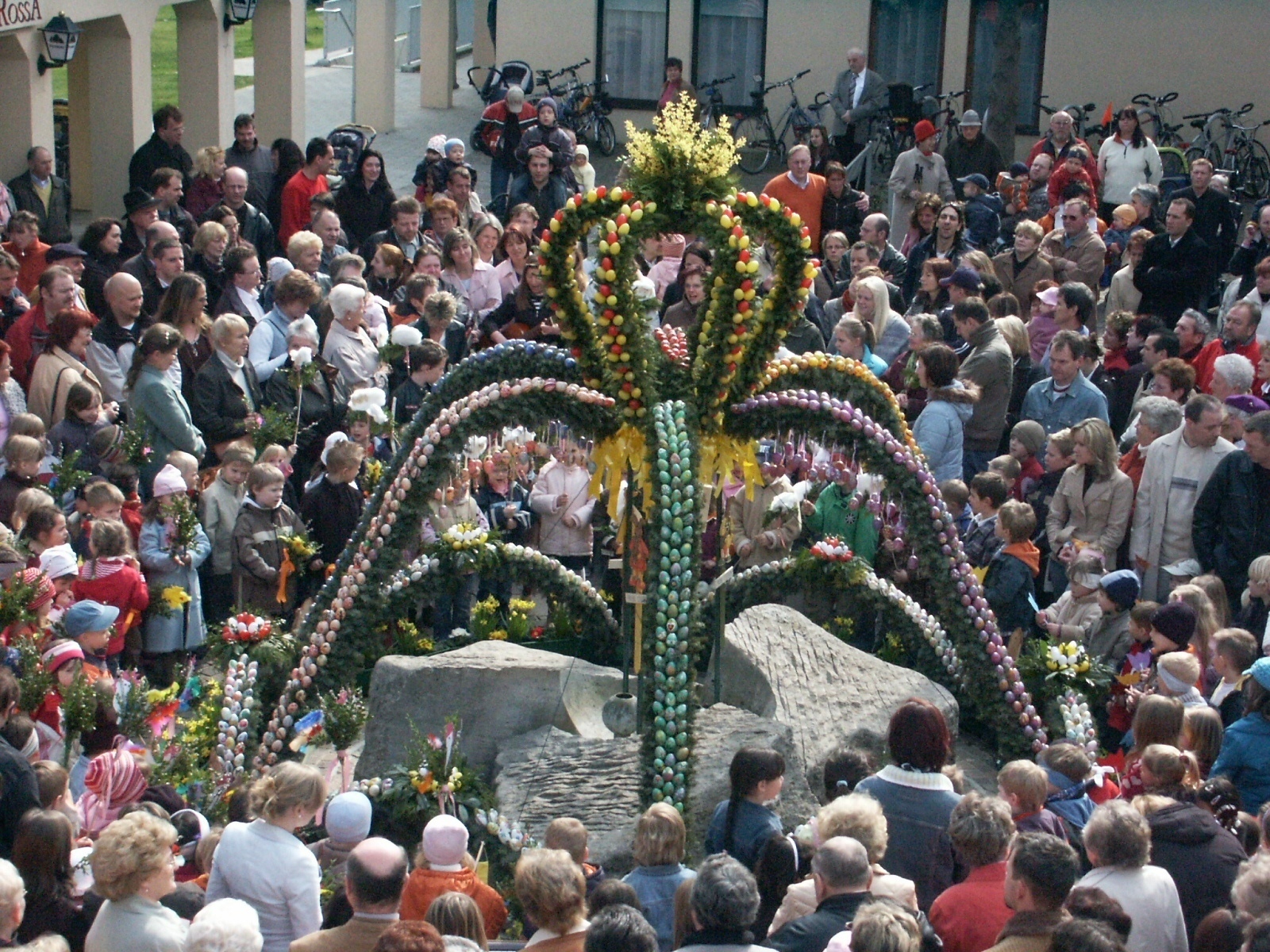 Der Osterbrunnen am Gemeindezentrum in Rednitzhembach bekommt traditionell eine Krone.