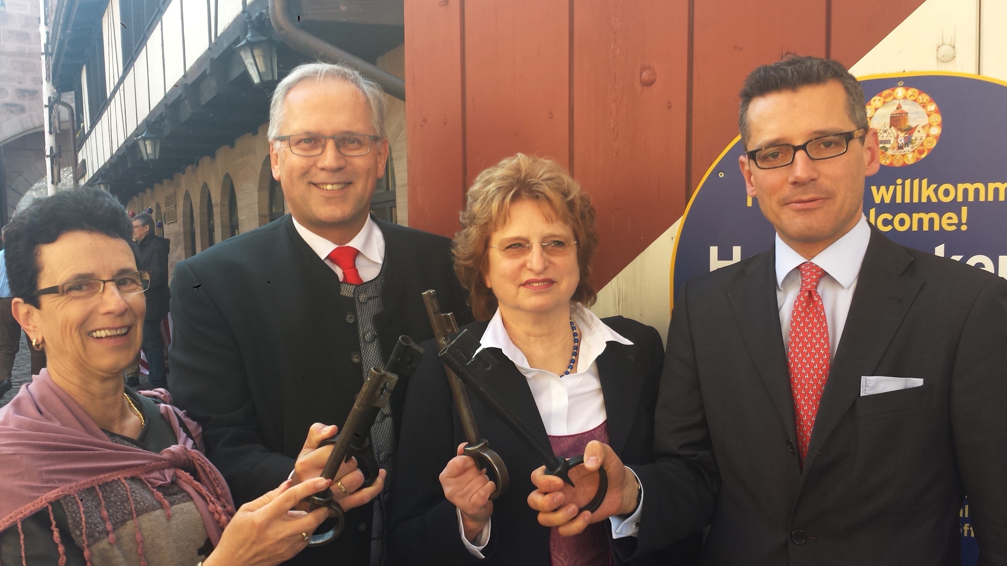 Saisoneröffnung im Nürnberger Handwerkerhof mit Nürnbergs Wirtschaftsreferent Dr. Michael Fraas, Evelyn Gillmeister-Geisenhof, Pro Tracht, Richard Bartsch, Bezirkstagspräsident von Mittelfranken und Sonja Wachter, Stadt Nürnberg (v.r.).