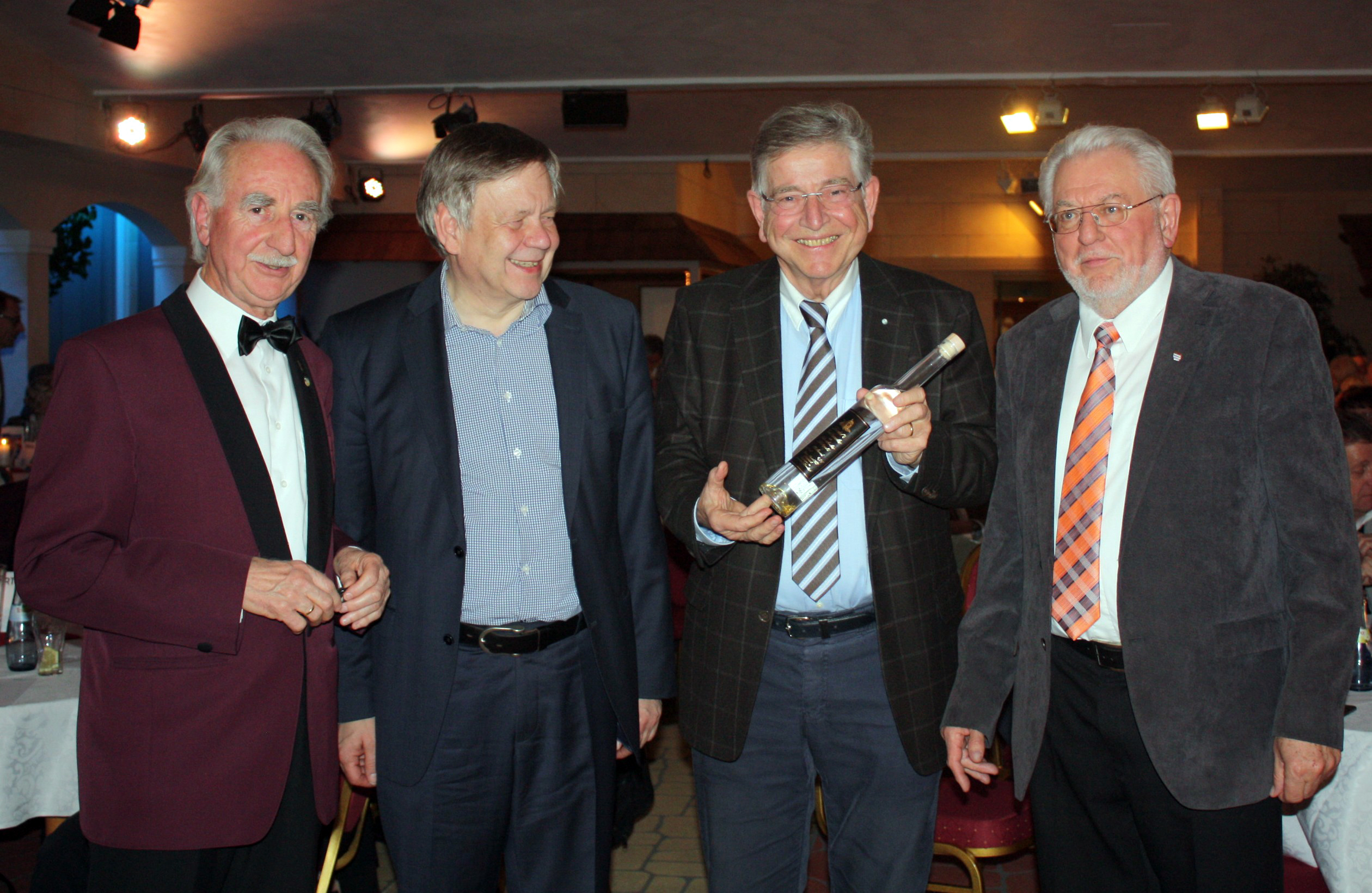 Trotz nachdenklicher Worte gab es auch viel zum Lachen. Über den gelungenen Abend freuen sich (v.l.) Adolf Funk, Karl Freller, Dr. Thomas Goppel und Stefan Kosmann.