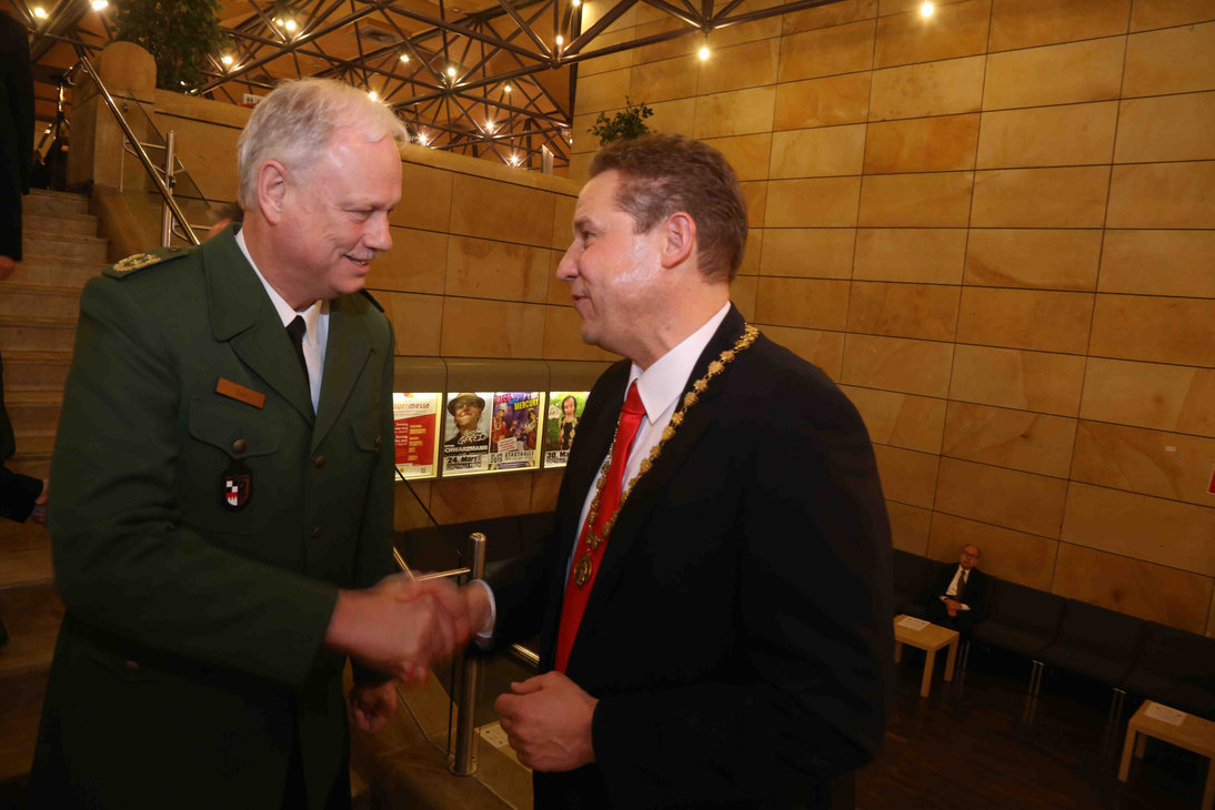 Neujahrsempfang der Stadt Fürth im Januar 2015: Mittelfrankens Polizeipräsident Johann Rast (l.) wünscht Bürgermeister Markus Braun Gesundheit und alles Gute. Freuen kann sich die Stadt Fürth auch über die wenigsten erfassten Kriminalfälle in der aktuellen Statistik der bayerischen Polizei.
