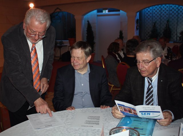 Vor Beginn der Veranstaltung werden Informationen ausgetauscht (v.l.) Stefan Kosmann, Karl Freller und Dr. Thomas Goppel. | Foto: Victor Schlampp