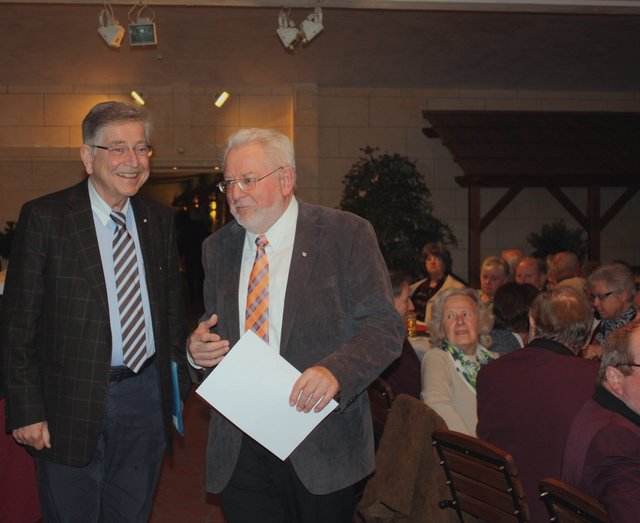 Stefan Kosmann begrüßt Dr. Thomas Goppel (l.) beim Einzug in den Saal. | Foto: Victor Schlampp