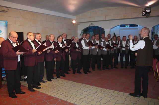 Rund 40 schöne Männerstimmen unter Leitung von Karl Franz (r.) schaffen Harmonie pur. | Foto: Victor Schlampp