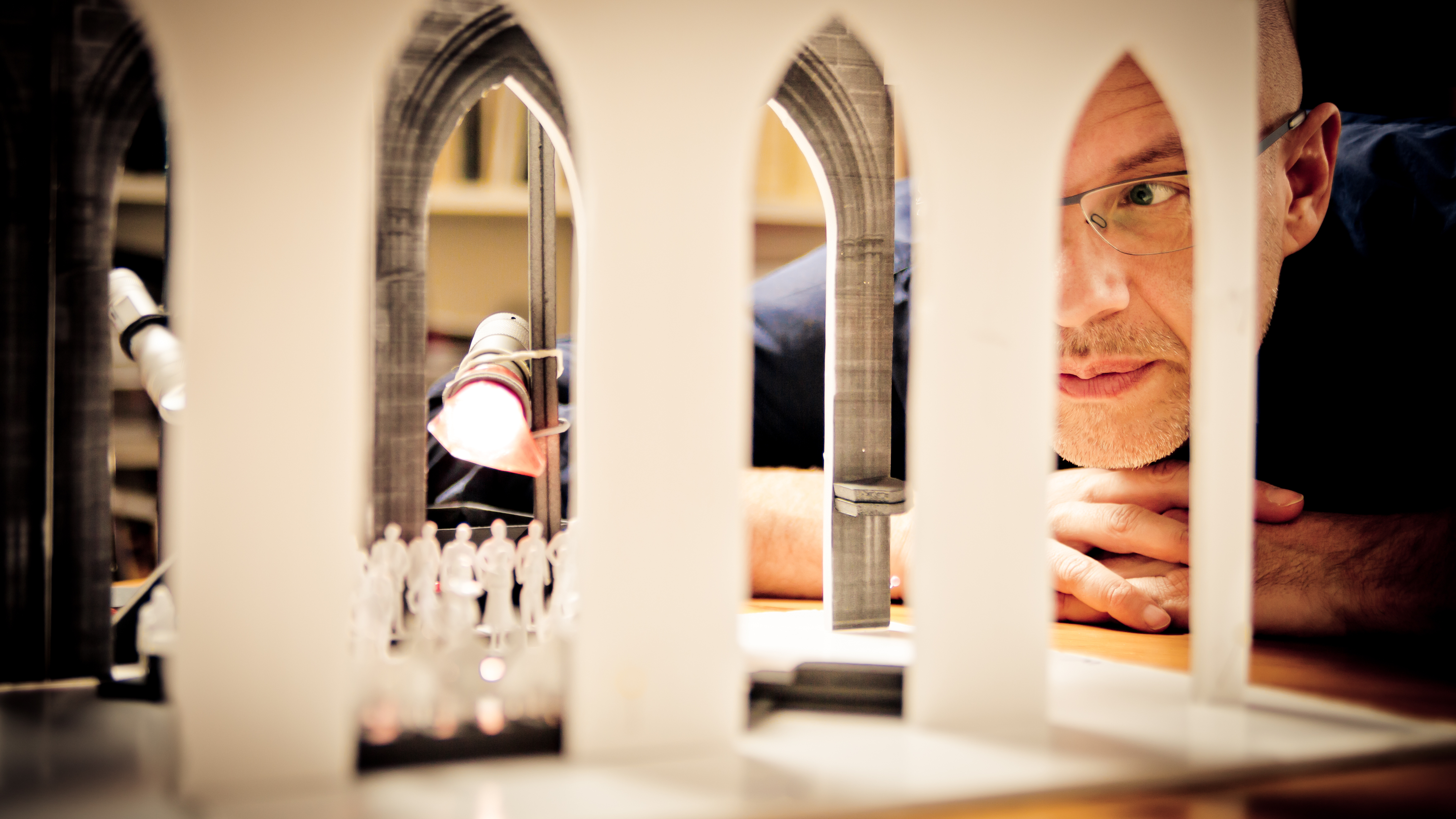 Musikmanager und Konzertgestalter Folkert Uhde schaut sich das Modell Lorenzkirche an.