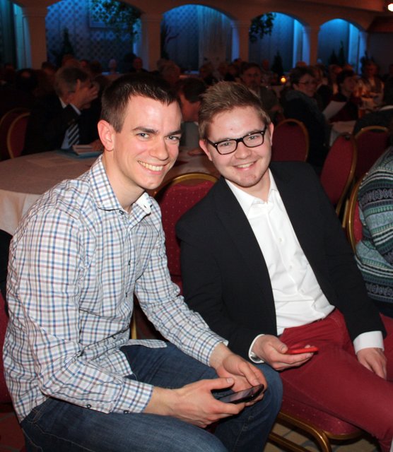 Für die junge Generation - im Bild JU- Kreisvorsitzender Adrian Derr (r.) und sein Stellvertreter Philipp Fleischmann - gehören Smartphone & Co. zu den ständigen Begleitern. Hier macht es aber auch Sinn, da beide schnell auf aktuelle Informationen zurückgreifen müssen. | Foto: Victor Schlampp