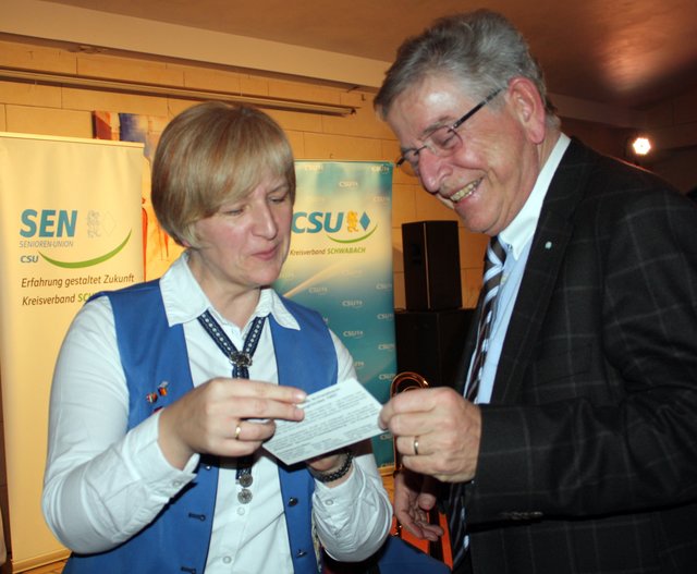 Dr. Thomas Goppel im Gespräch mit Adelheid Habiger. | Foto: Victor Schlampp