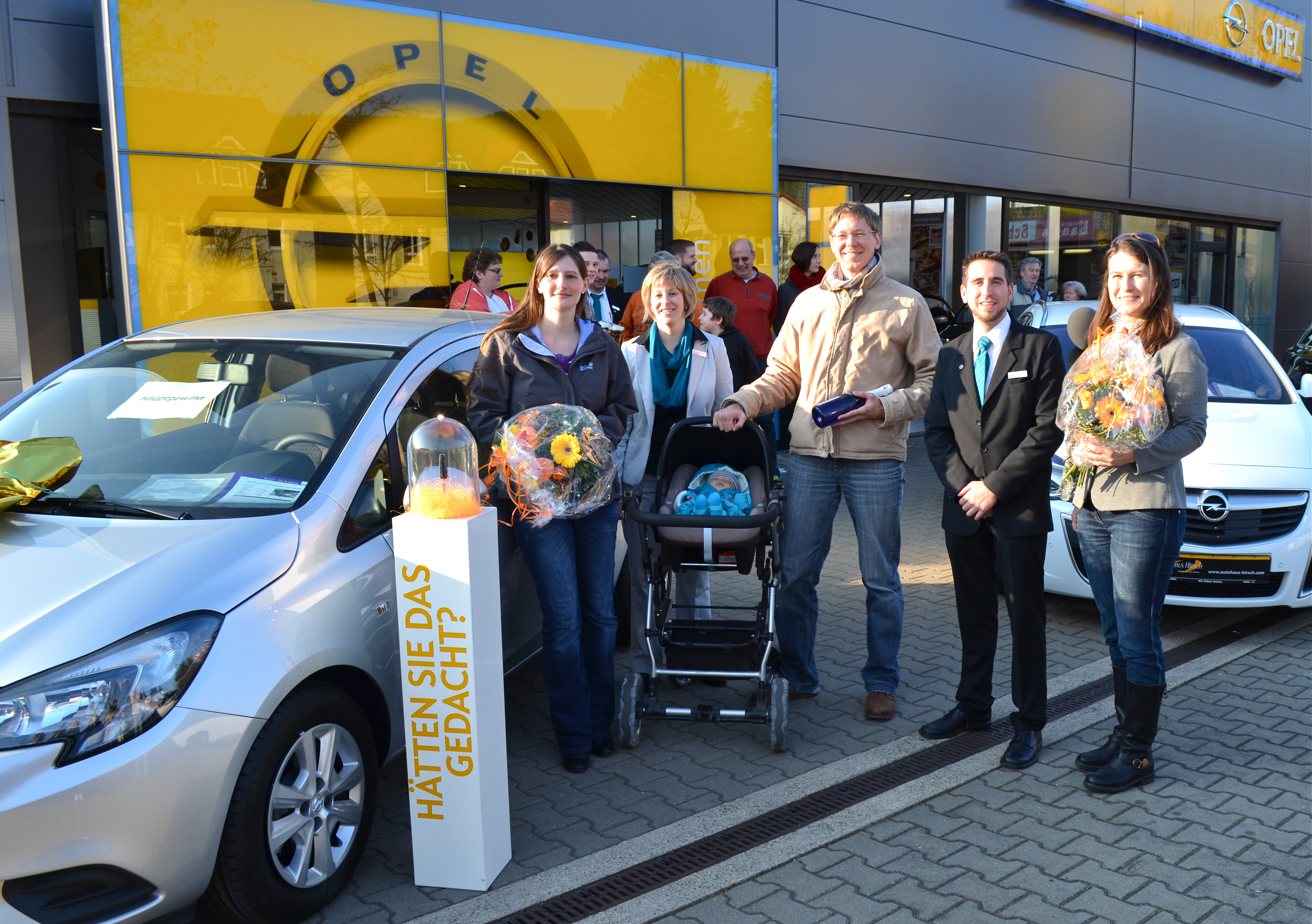 Gewinnerin Sylvia Lange mit Christiane Scheucher (Geschäftsführerin Autohaus Hirsch), Junior Niklas Lange und Ehemann Mirko Lange, Andreas Scheucher (Geschäftsführer Autohaus Hirsch) sowie Christiane Meyer (Bürgermeisterin Ebermannstadt / v.l.n.r.). Foto: D. Pfeiler