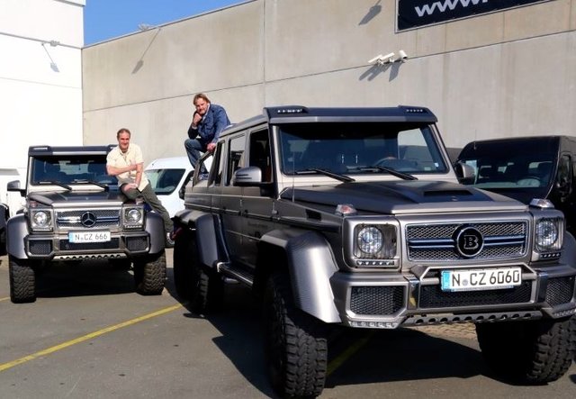 Die Filmfahrzeuge für Macho Men 2 mit Peter Althof (r.) und Christoph Zitzmann. | Foto: oh/auto-zitzmann.com