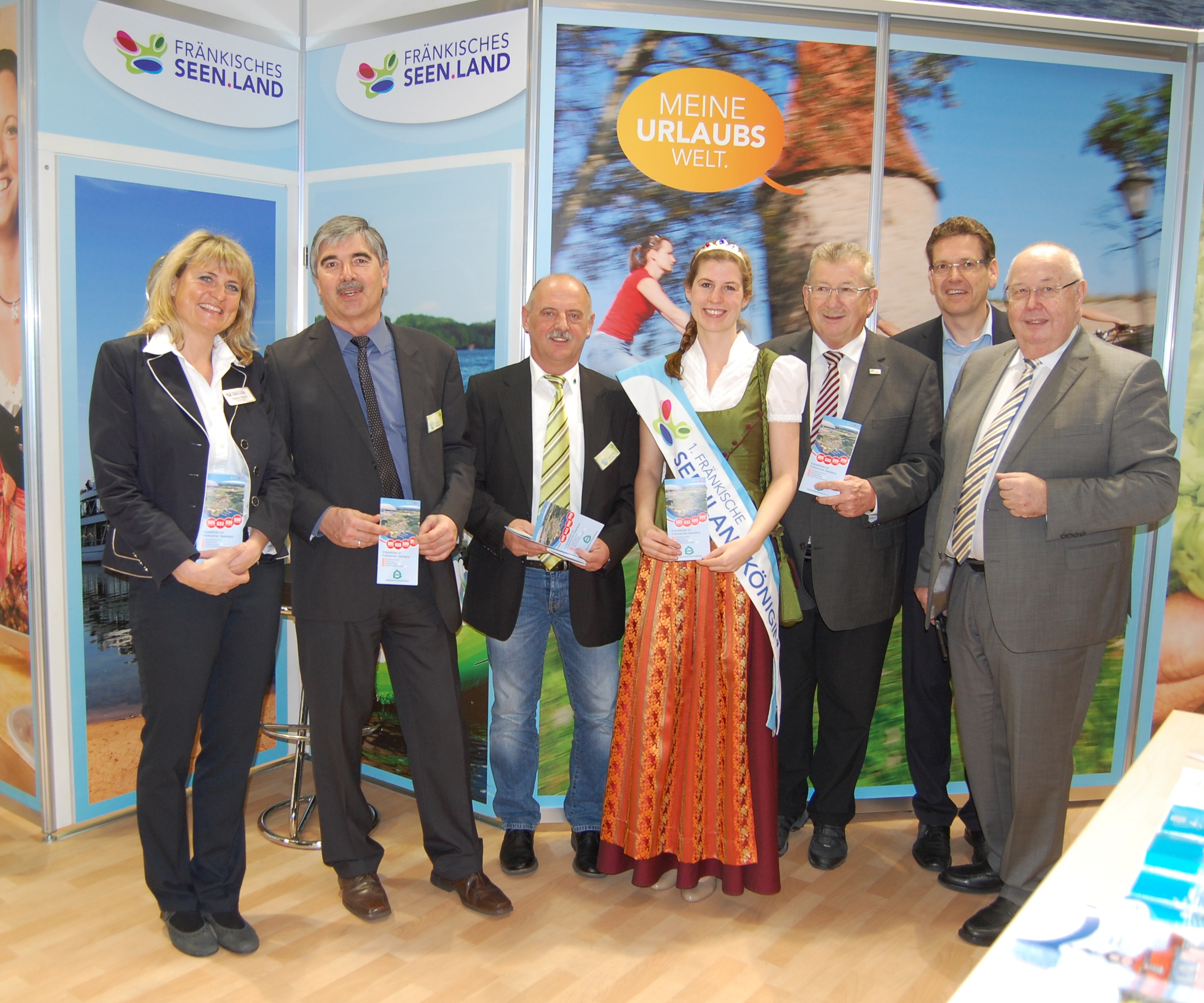 Erlebnisschifffahrt Brombachsee Dagmar Wilken, Geschäftsführer VGN Jürgen Haasler, Marketingleiter VGN Gerhard Zuber, 1. Fränkische Seenlandkönigin Miriam Seelig, Landrat Gerhard Wägemann, Geschäftsführer Fränkisches Seenland Hans-Dieter Niederprüm und der Geschäftsführer des Tourismusverband Franken Olaf Seifert (v.l.) präsentieren die neue Broschüre.