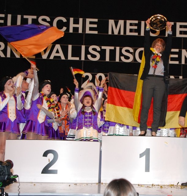 Ruth Angermeyer (r.) jubelt. Sie und ihr Trainerteam wurden erneut als beste Trainer Deutschlands ausgezeichnet. | Foto: oh/Buchnesia 1954 e.V.