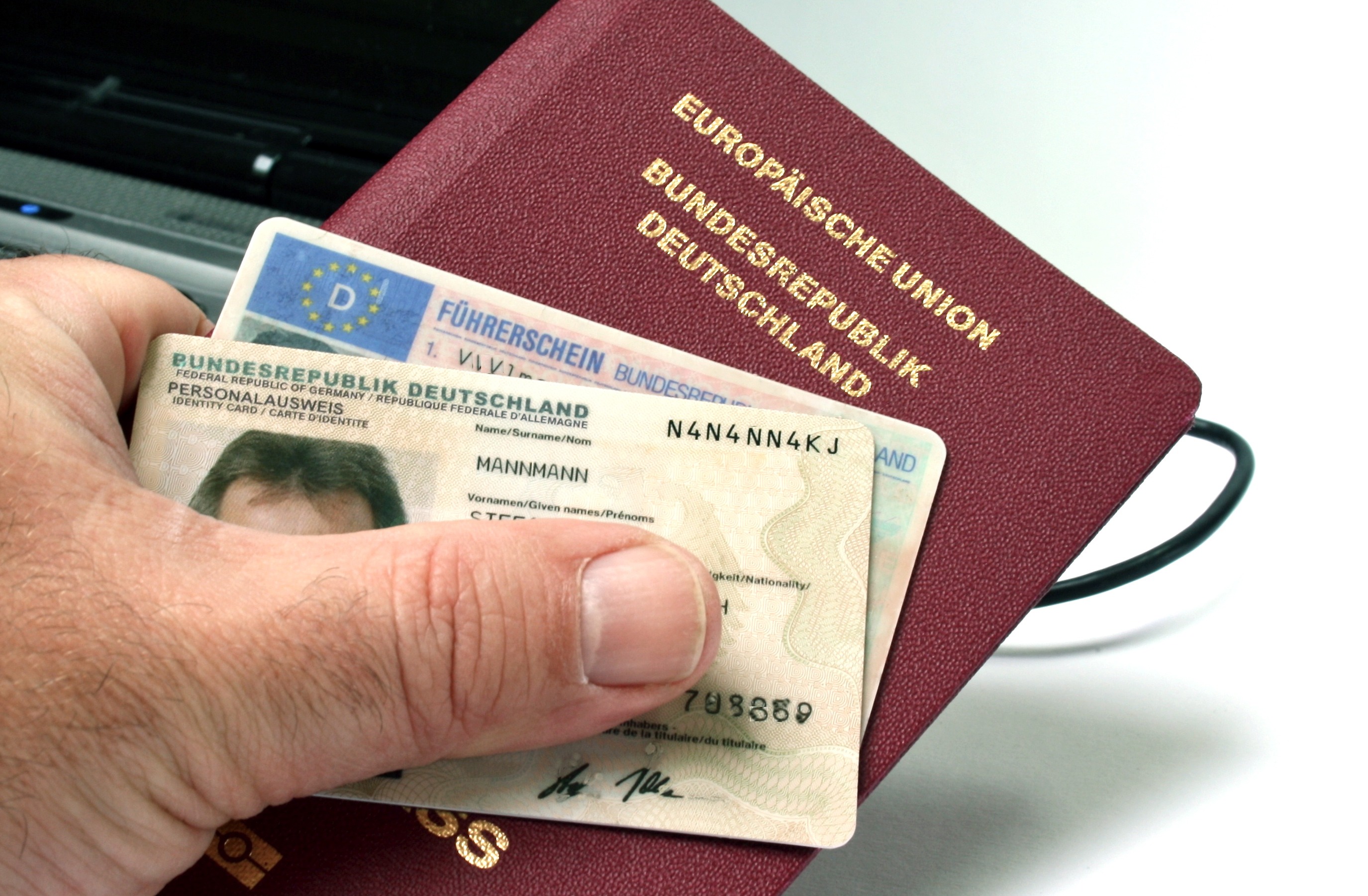 Persönliche Dokumente – ob Pass, Führerschein oder Personalausweis – sollte man möglichst nie aus der Hand geben. Foto: © Stiefi - Fotolia