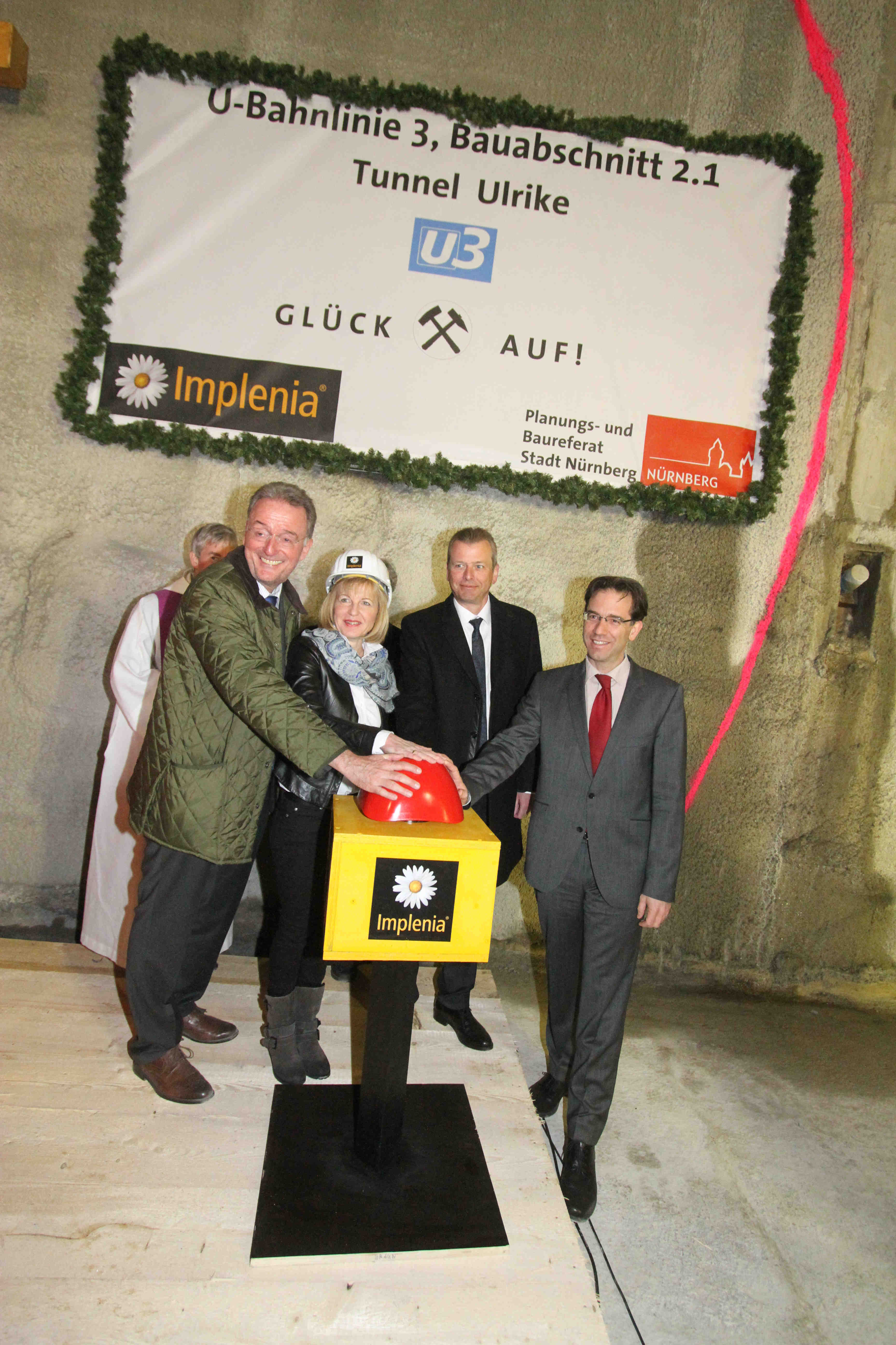 Start frei die unterirdischen Arbeiten des Tunnels zwischen den Bahnhöfen Großreuth bei Schweinau und Gustav-Adolf-Straße: (v.l.) Martin Holfelder, Vorsitzender der Geschäftsleitung Bilfinger Construction, Tunnelpatin Ulrike Gsell, Oberbürgermeister Dr. Ulrich Maly und Daniel F. Ulrich, Planungs- und Baureferent Nürnberg.