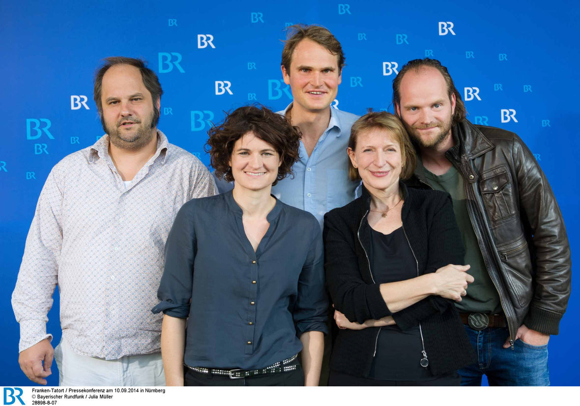Franken-Tatort (v.l.): Matthias Egersdörfer (Rolle: Leiter der Spurensicherung Michael Schatz), Eli Wasserscheid (Rolle: Kommissarin Wanda Goldwasser), Fabian Hinrichs (Rolle: Hauptkommissar Felix Voss), Dagmar Manzel (Rolle: Hauptkommissarin Paula Ringelhahn), Andreas Leopold Schadt (Kommissar Sebastian Fleischer).