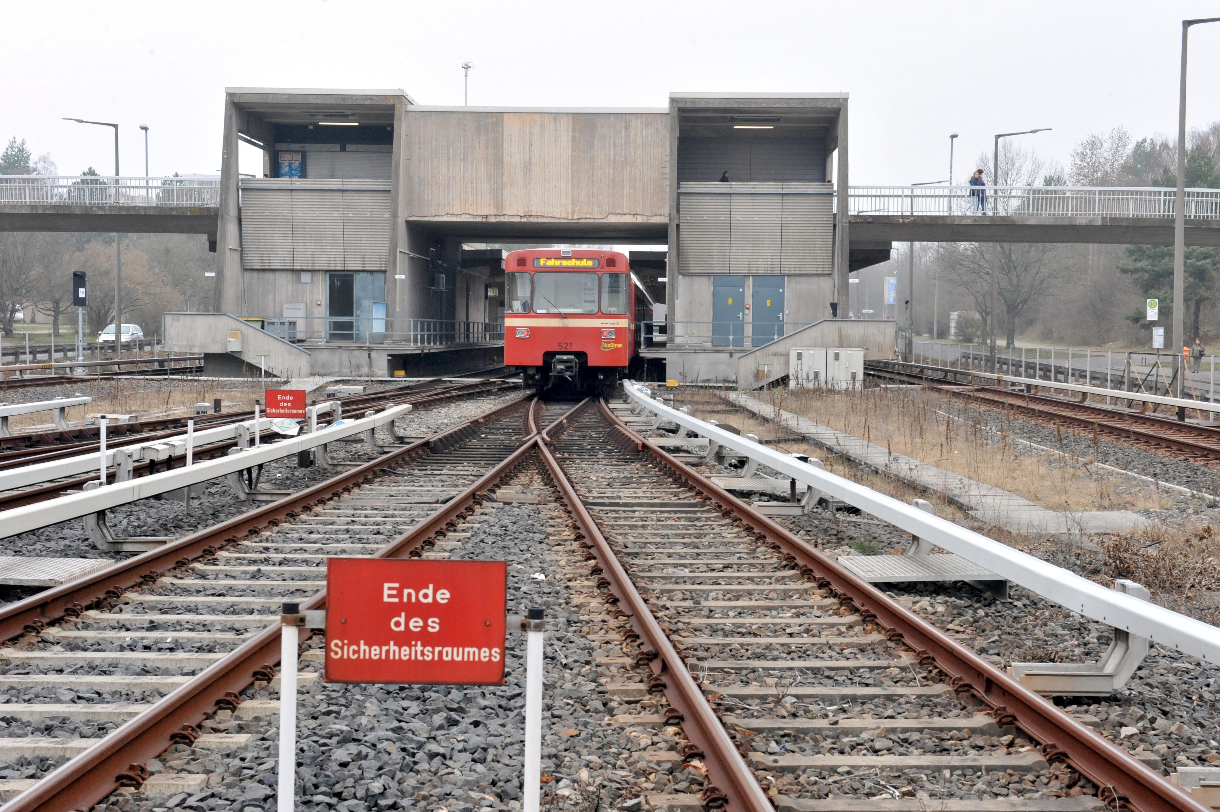 Scharfreiterring, Bahnhofsgebäude, Rückansicht: In diesem Jahr wird wieder kräftig in die Sanierung und Modernisierung eines der ältesten U-Bahn-Abschnitte Nürnbergs investiert.