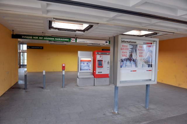 Scharfreiterring, Zugang: Fast sechs Millionen Euro geben vor allem die Stadt Nürnberg, aber auch die VAG aus, um die oberirdischen U-Bahnhöfe Messe, Langwasser Nord und Scharfreiterring  - alle 1972 eröffnet – auf den neuesten Stand zu bringen. | Foto: VAG/Claus Felix