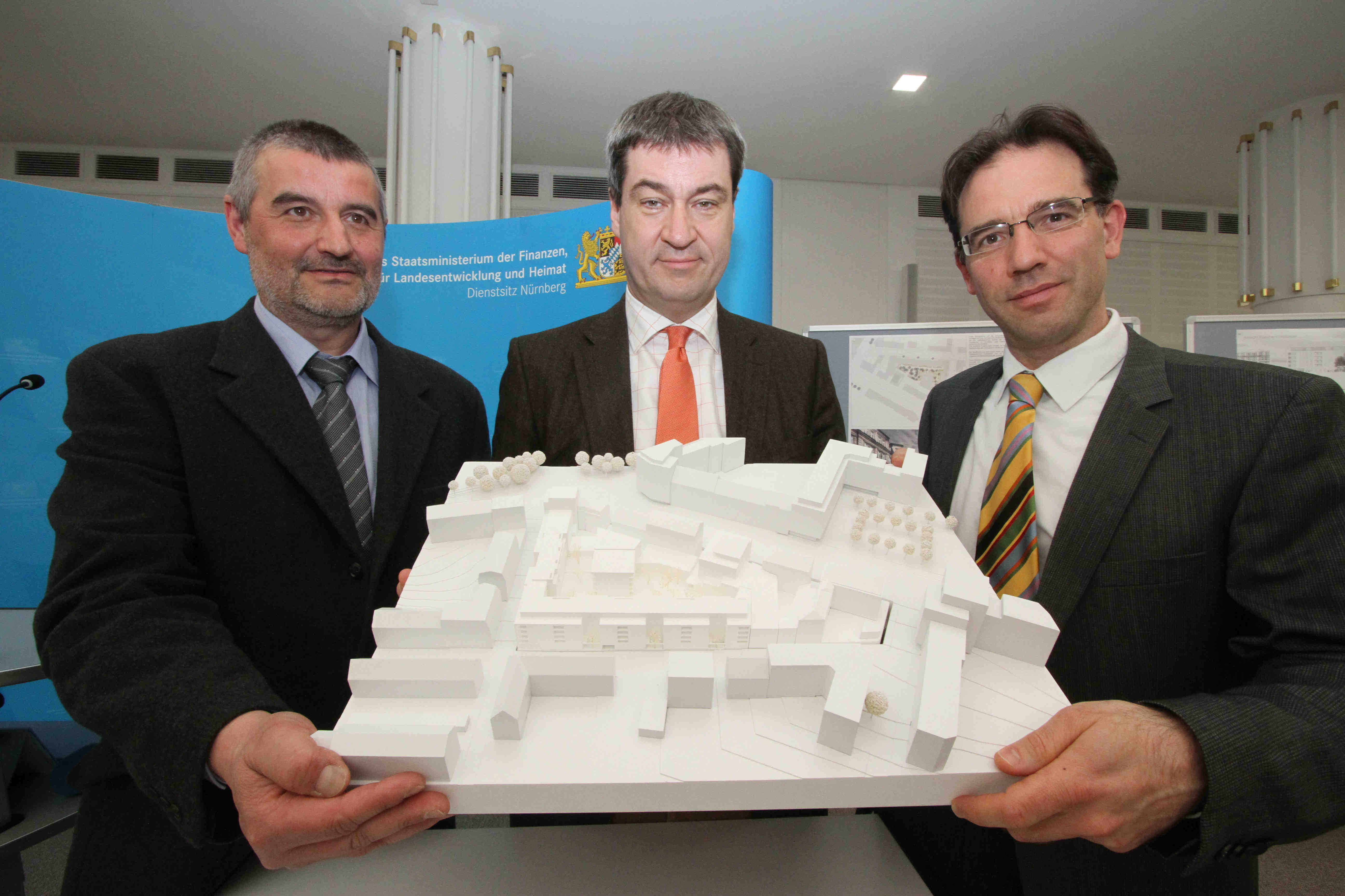Präsentation des Siegerenwurfes: (v.l.) Dr. Klaus Zweier (Siedlungswerk Nürnberg), Finanzminister Markus Söder und Nürnbergs Baureferent Daniel F. Ulrich.
