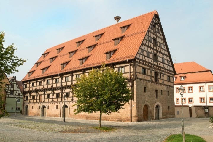 Das Kornhaus ist ein Blickfang in der Fachwerksilhouette der schönen Fachwerkstadt Spalt.