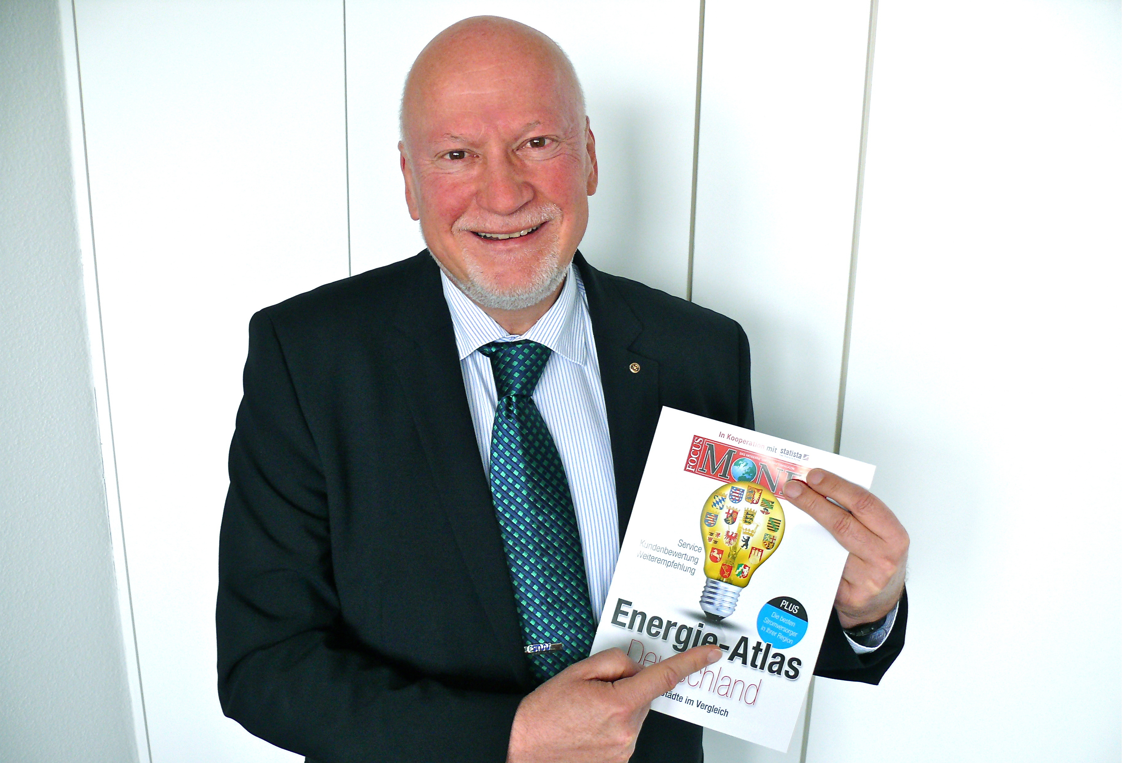 Wolfgang Geus mit dem aktuellen Energie-Atlas Deutschland – die Stadtwerke Erlangen haben für Bayern überdurchschnittlich gut überzeugt. Foto: Uwe Müller