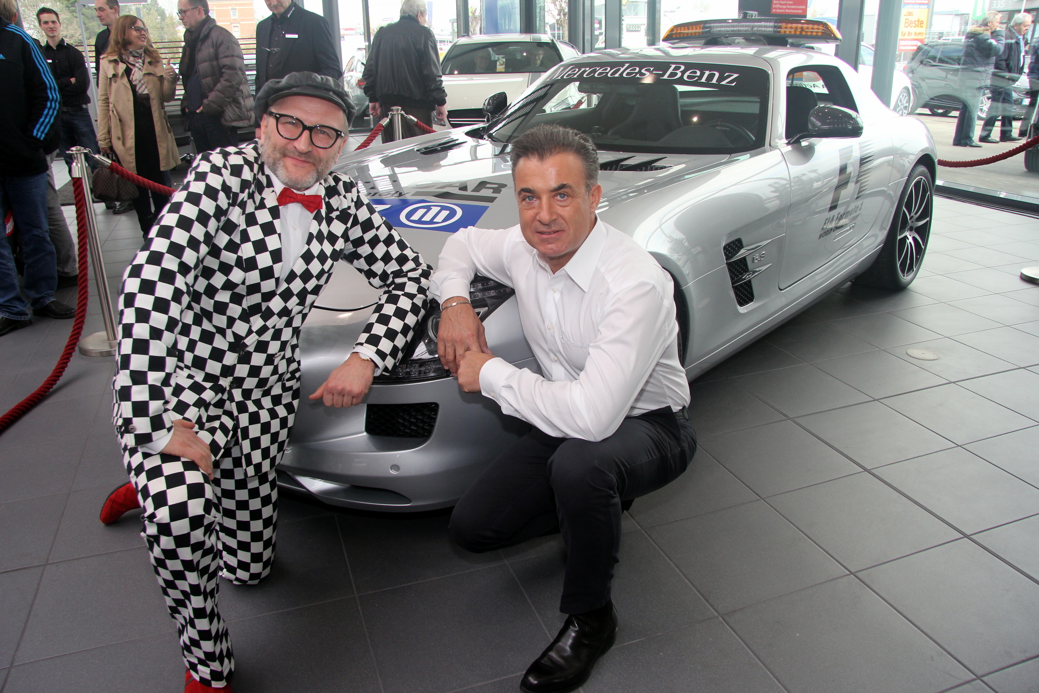 Stargast Jean Alesi (r.) und Moderator Oliver Tissot vor dem Original Formel 1-Safety Car