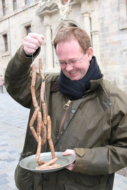 Kai Behringer präsentiert zwei Bratwurstkränze auf dem Teller. Wie viele ,,Wörschdla“ wurden hier insgesamt verarbeitet?
