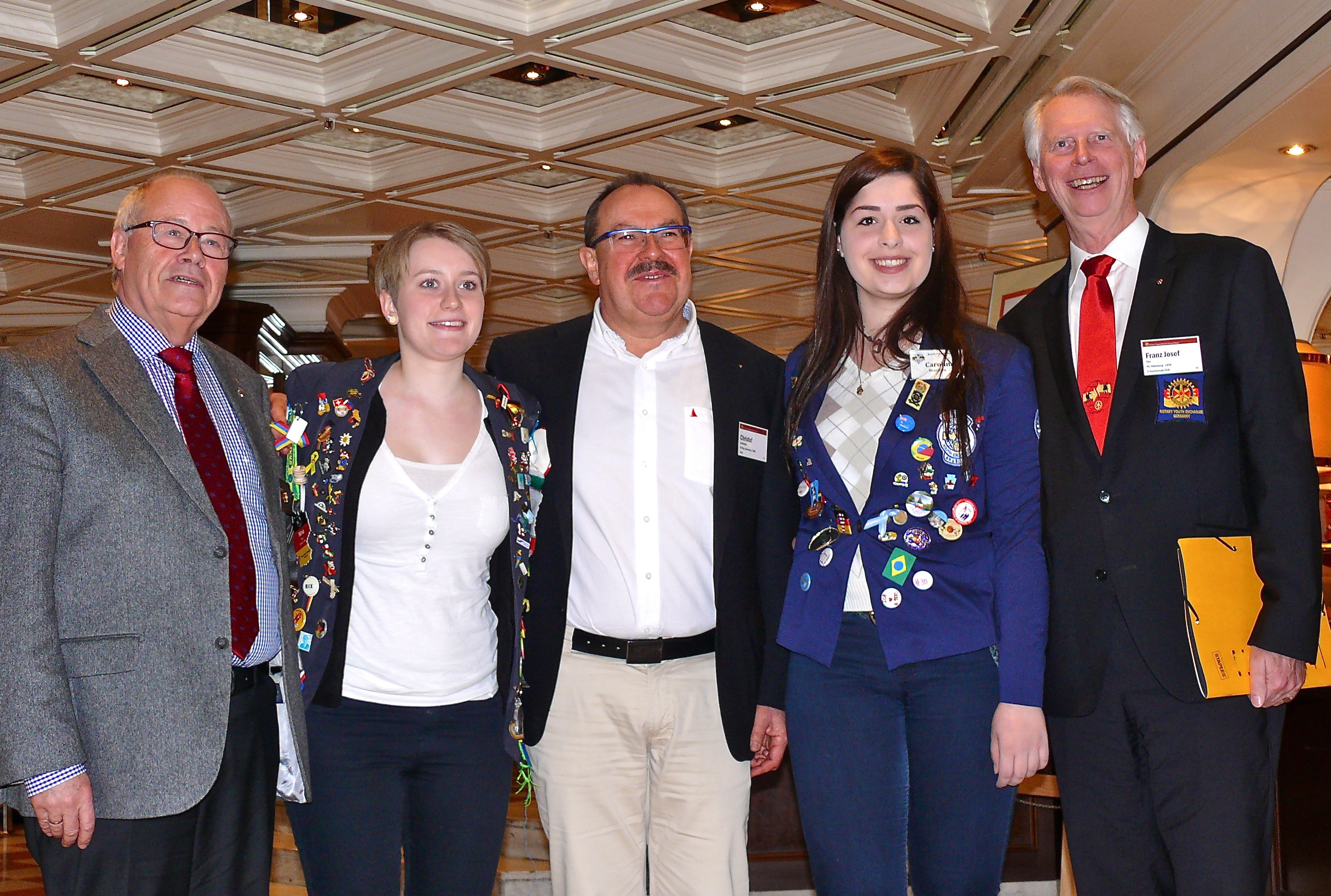 Gemeinsam für die Völkerverständigung: Helmut Rauscher (Rotary-Club Nürnberg-Sebald / Vorsitzender Distrikt 1880), Nina Paul (Austauschschülerin aus Fürth), Christof Furtwängler (Rotary-Club Nürnberg-Kaiserburg / Vorsitzender Jugenddienst), Carolina Pasin (Austauschschülerin aus Brasilien) und Franz Josef Aka (Vorsitzender Rotary Jugenddienst Deutschland / v.l.n.r.). Foto: Uwe Müller