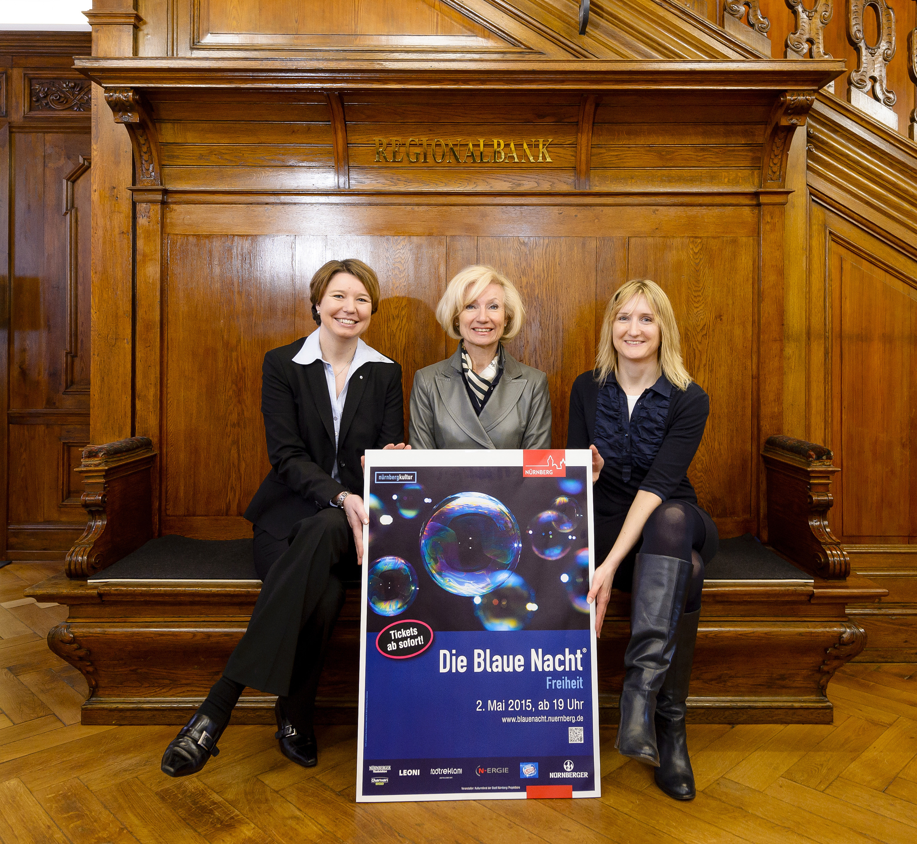 Das Programm der Blauen Nacht präsentierten: Silke Weber, NÜRNBERGER Versicherungsgruppe (l.), Kulturreferentin Prof. Dr. Julia Lehner (Mitte) und Melanie Söllch, N-ERGIE.