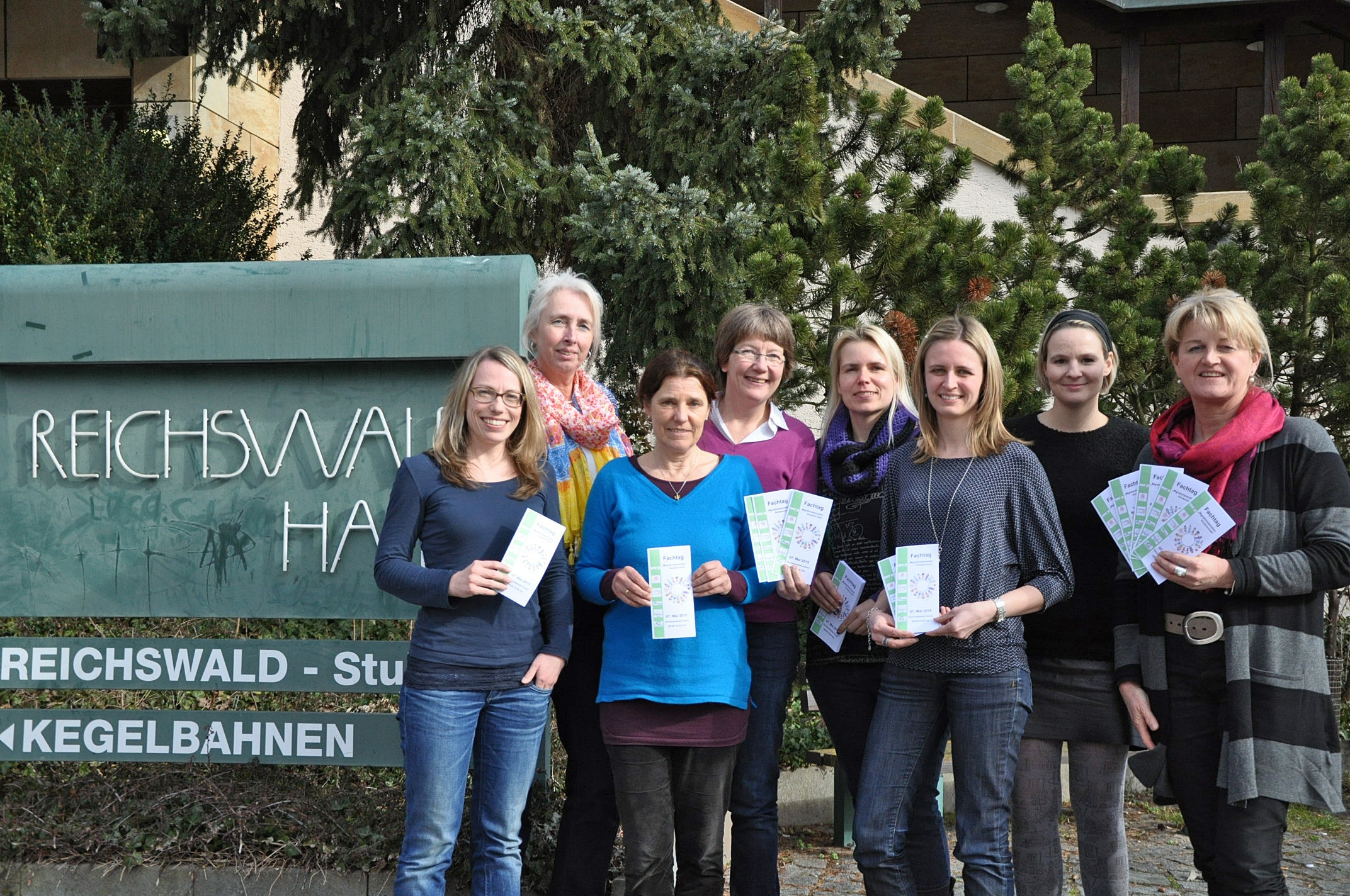 Die Veranstalterinnen des Fachtags (v.l.) Christina Moissl (KoKi Landkreis Nürnberger Land), Sabine Reek- Rade (Gleichstellungsbeauftragte Stadt Schwabach), Adelheid Regn-Neidhard (KoKi Stadt Schwabach), Andrea Hopperdietzel (Leiterin Frauenhaus Schwabach), Nina Schöppner (KoKi Landkreis Roth), Karin Baumgärtner (KoKi Landkreis Weißenburg-Gunzenhausen), Anja Wirkner (Gleichstellungs- und Familienbeauftragte Landkreis Nürnberger Land), Claudia Gäbelein-Stadler (Gleichstellungsbeauftragte Landkreis Roth).