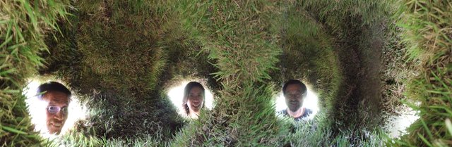 Der „5-er Garten“, ein Kunstobjekt vor allem für grünflächenarme Großstädte. Fünf Menschen können gleichzeitig ihren Kopf in den innen mit Gras bewachsenen, tragbaren Garten stecken und sich über Gras im Allgemeinen und Kunst im Besonderen austauschen.