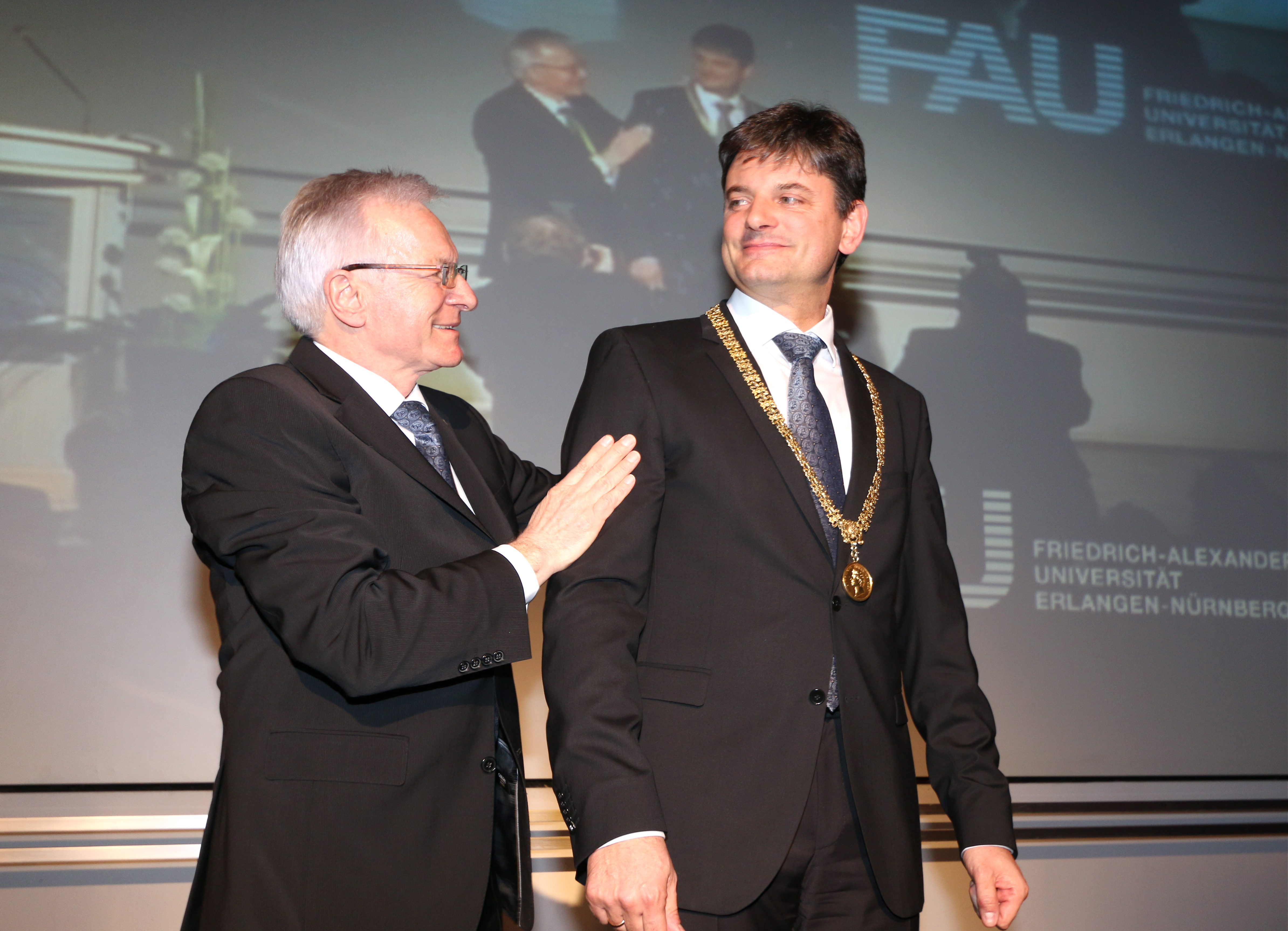 Auf geht's: Prof. Dr. Karl-Dieter Grüske (l.) übergab nach 13 Jahren das Amt des Präsidenten der Friedrich-Alexander-Universität Erlangen-Nürnberg (FAU) an seinen Nachfolger Prof. Dr. Joachim Hornegger. Klicken Sie sich durch unsere Galerie und sehen Sie weitere Bilder! Foto: John R. Braun