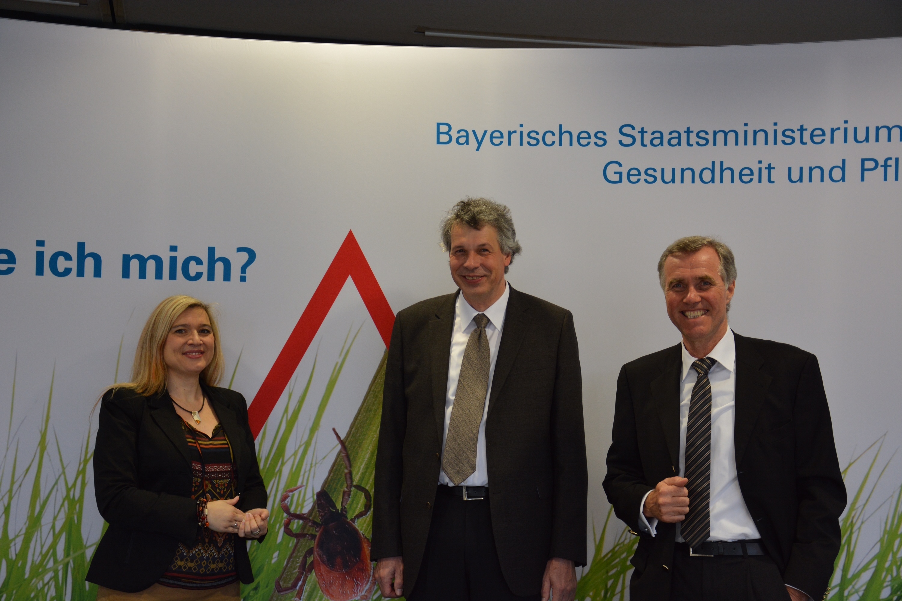 Bayerns Gesundheitsministerin Melanie Huml, Präsident des Landesamtes für Gesundheit und Lebensmittelsicherheit, Dr. Andreas Zapf, und Dr. Nikolaus Frühwein, Präsident der Bayerischen Gesellschaft für Immun-, Tropenmedizin und Impfwesen (v.l.) während der Pressekonferenz.