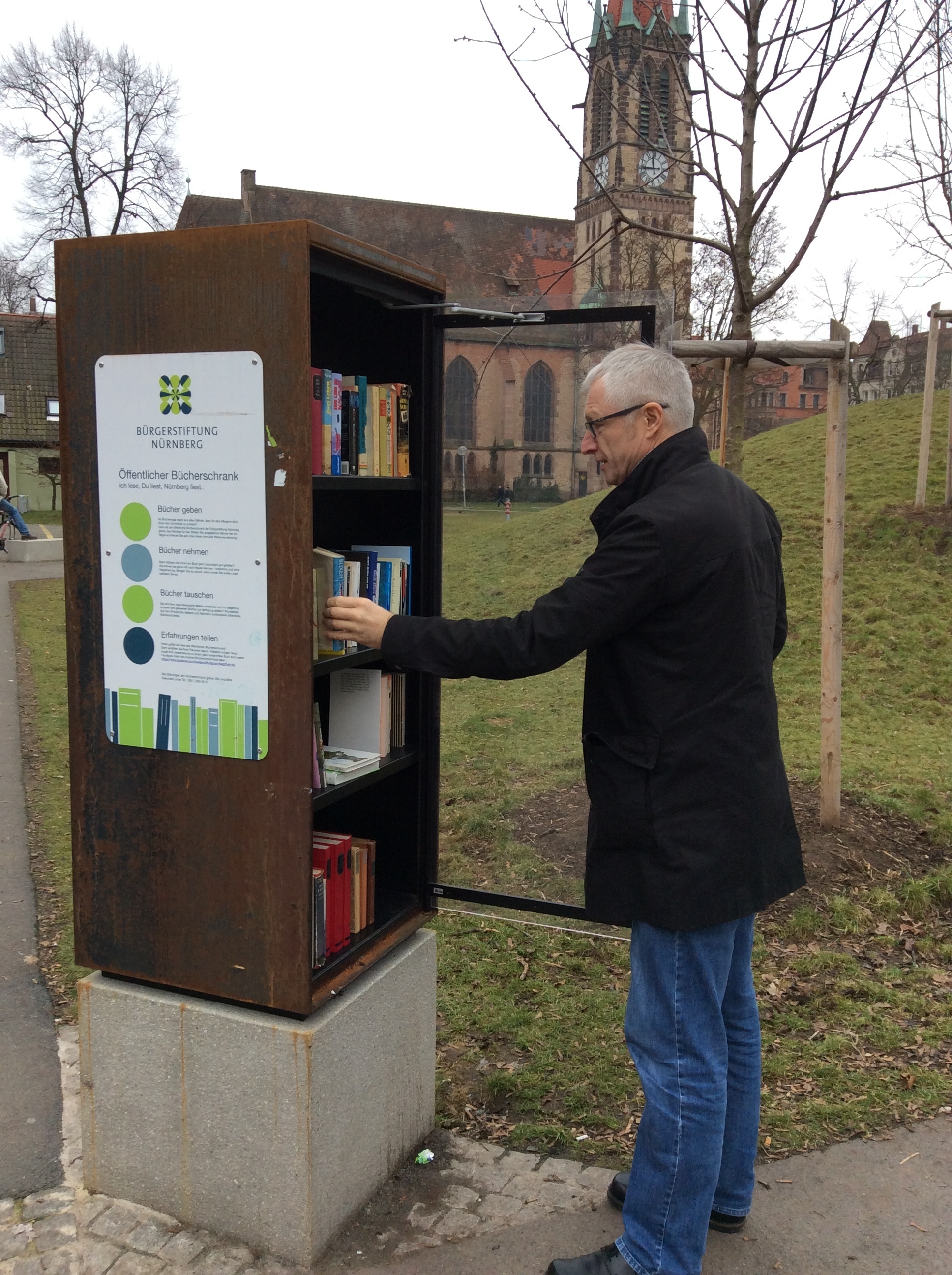 Paul Sünkel, Bürgerstiftung Nürnberg, kontrolliert den öffentlichen Bücherschrank in der Veit-Stoss-Anlage in Gostenhof.