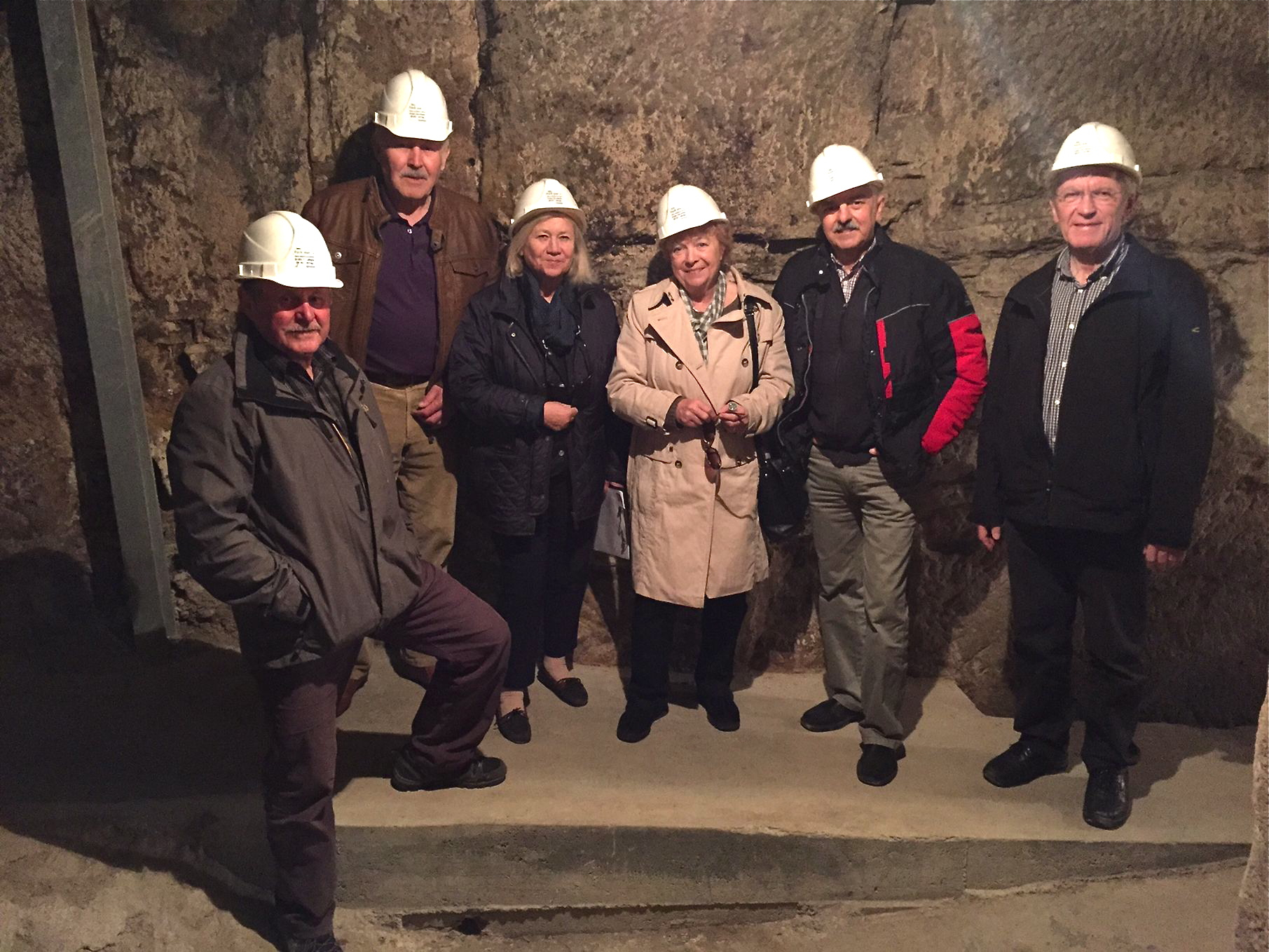 Gästeführer auf Informations-Tour in der Unterwelt: Josef Siebenhaar, Eberhard Heiser, Ulli Baier, Marlene Hahn, Klaus Fößel und Günter Hörner (v.l.n.r.). Foto: Stadt Forchheim