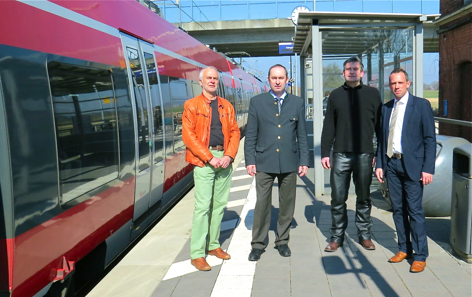 Stiegen am Bahnhof Kersbach aus dem Zug: Ludwig Preusch (FW-Stadtrat), MdL Hubert Aiwanger, Rainer Thieme (Sprecher der BI) und MdL Thorsten Glauber (v.l.n.r.). Foto: Lis Bischof