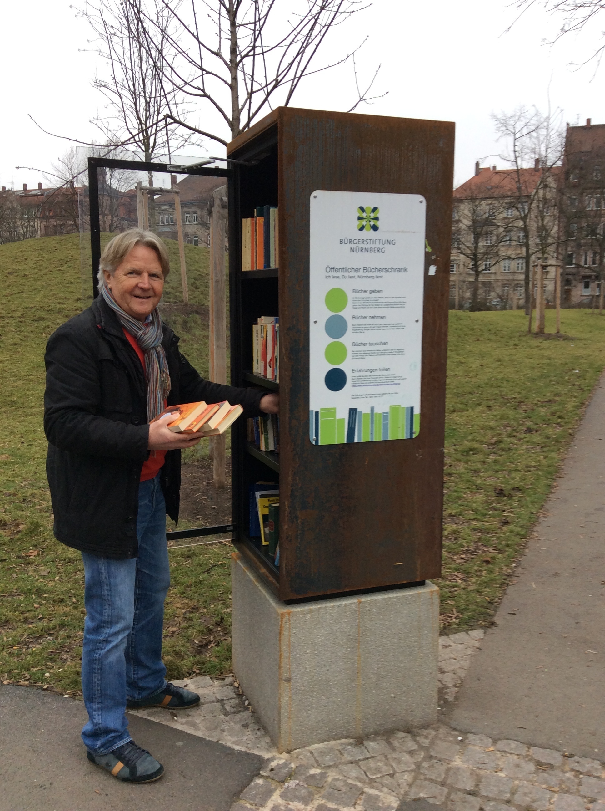 Helmut Hantke, Bürgerstiftung Nürnberg, kontrolliert den öffentlichen Bücherschrank in der Veit-Stoss-Anlage in Gostenhof.