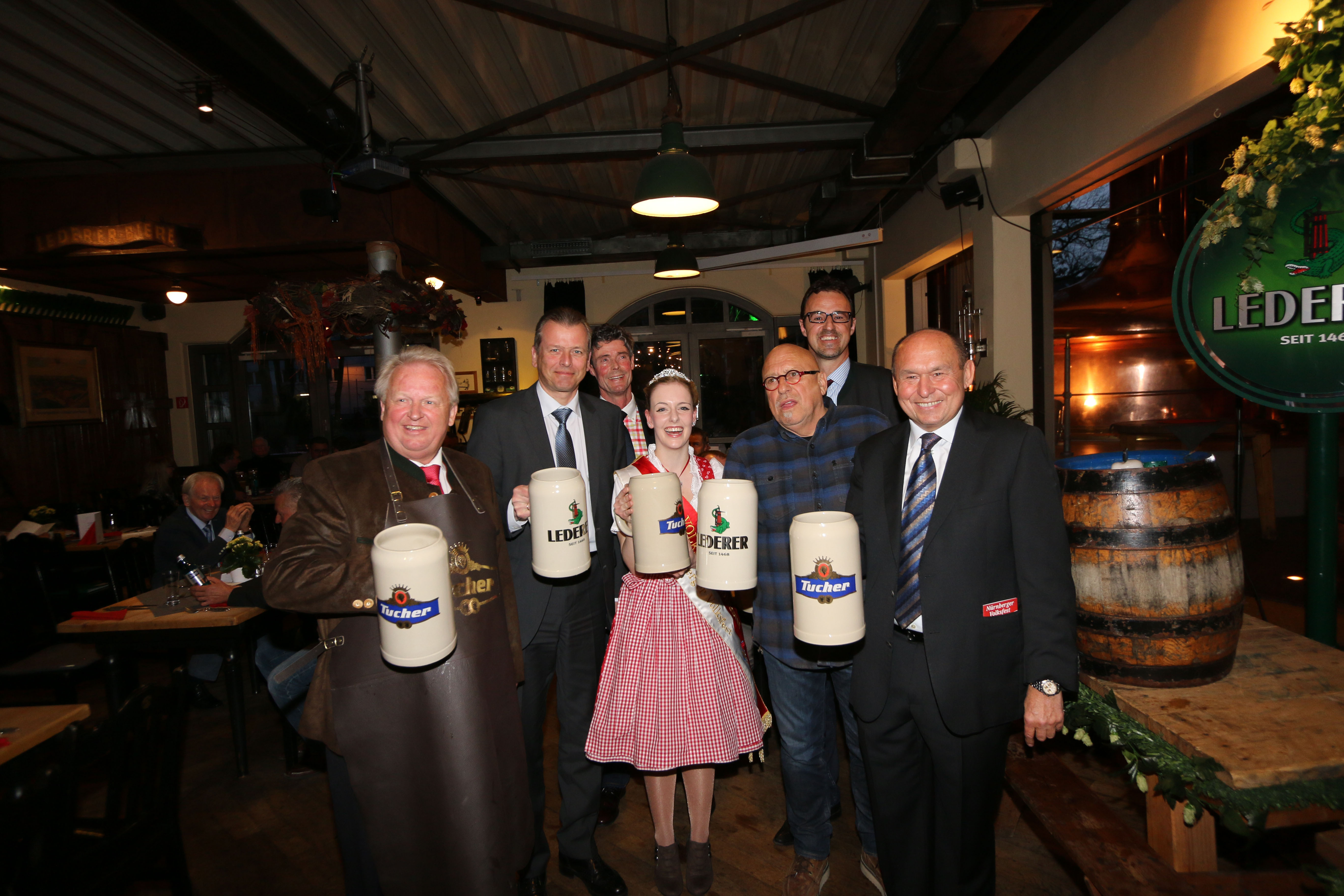 Prost nach erfolgreichem Anstich: (v.l.) Festwirt Jürgen Papert, Oberbürgermeister Dr. Ulrich Mahly, Tucherbraumeister Bernhard Wagemann, Volksfestkönigin Carina Kremer, Festwirt Hermann Murr, Tucher-Gastronomiedirektor Jörg Träger und Lorenz Kalb, Vorsitzender des Süddeutschen Schaustellerverbands.
