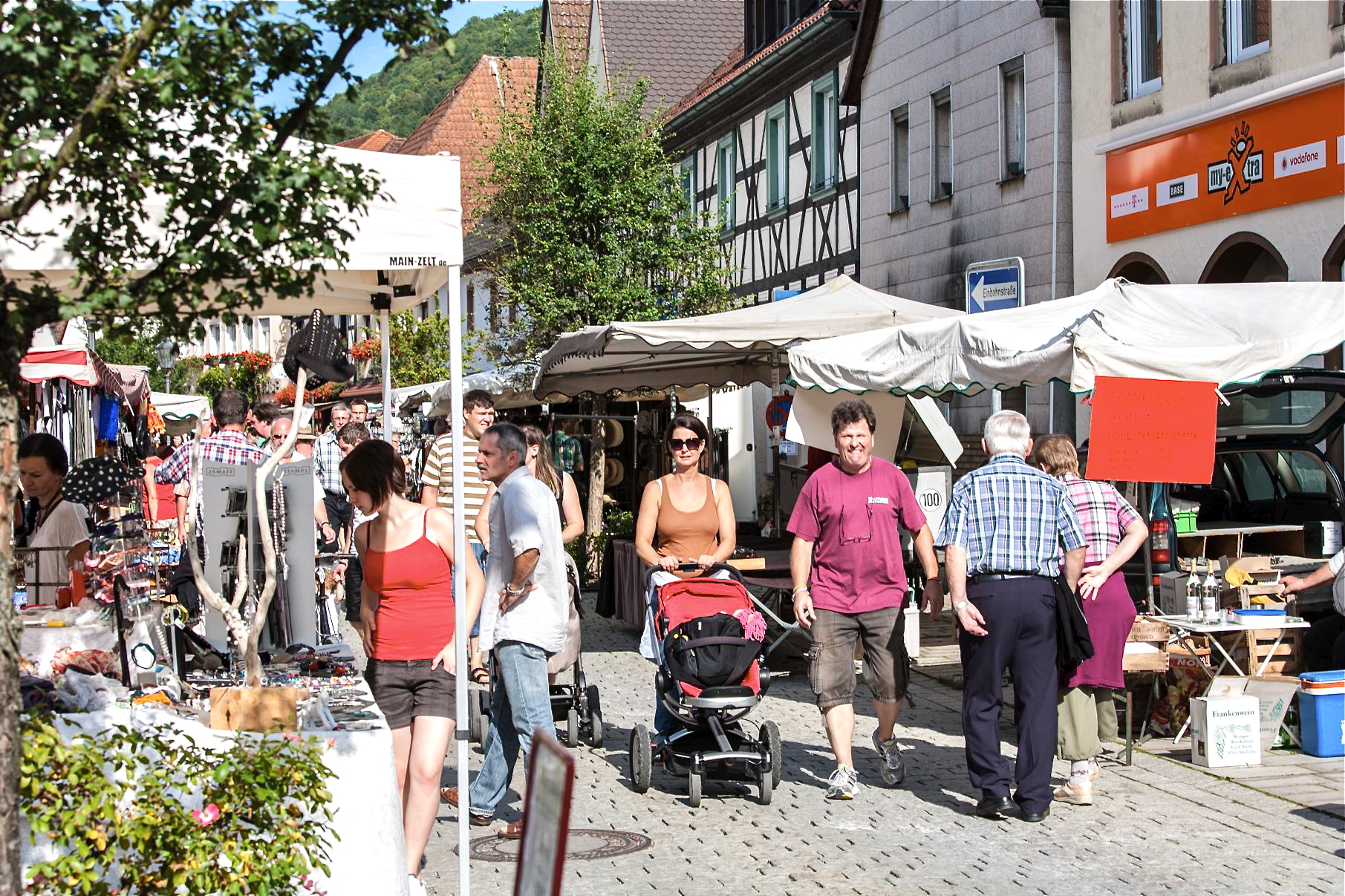 Auf dem Jahrmarkt entlang der Hauptstraße gibt‘s das eine oder andere Schnäppchen. Foto: R. Rosenbauer