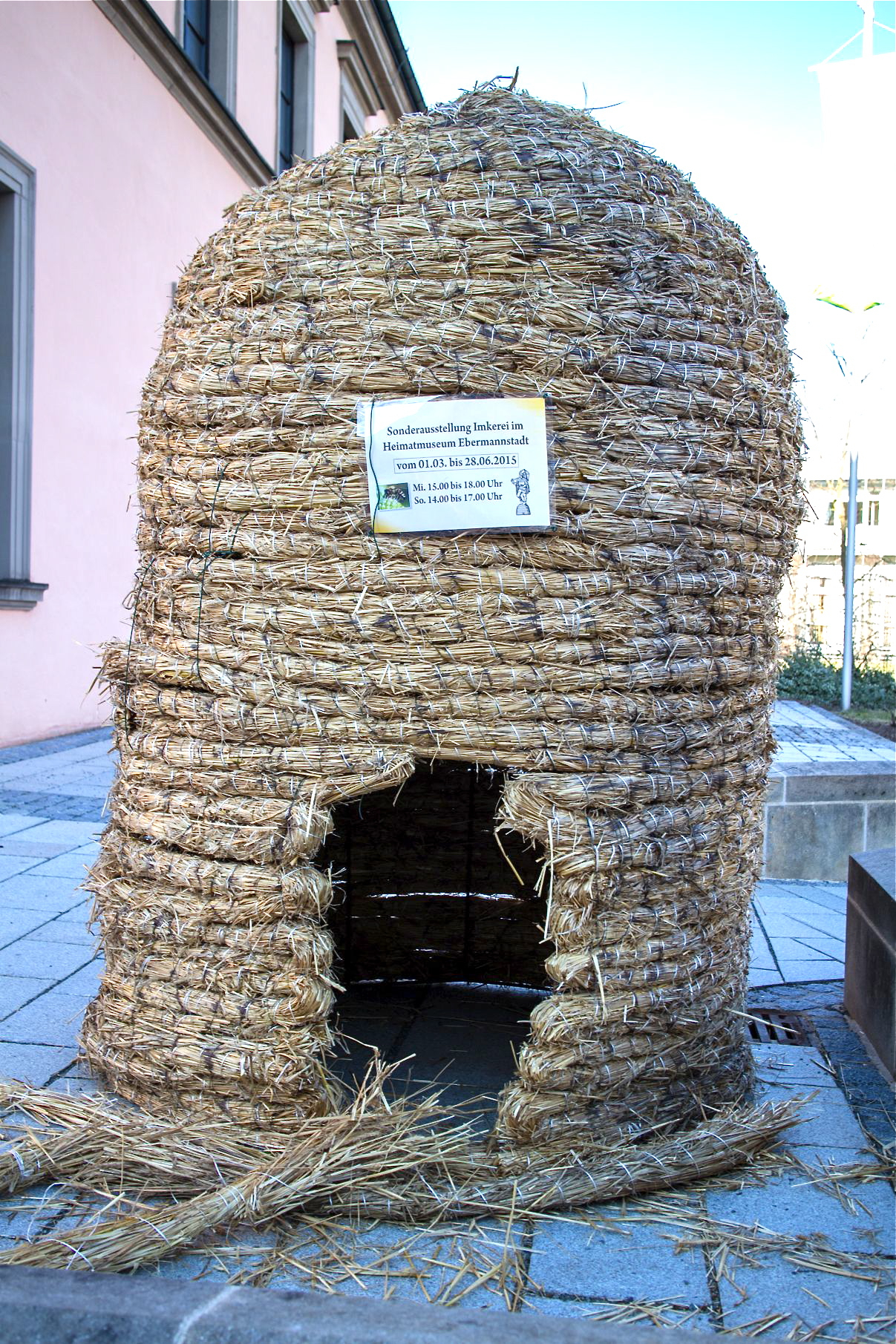 Vor dem Heimatmuseum steht ein riesiger Bienenstock. Foto: R. Rosenbauer