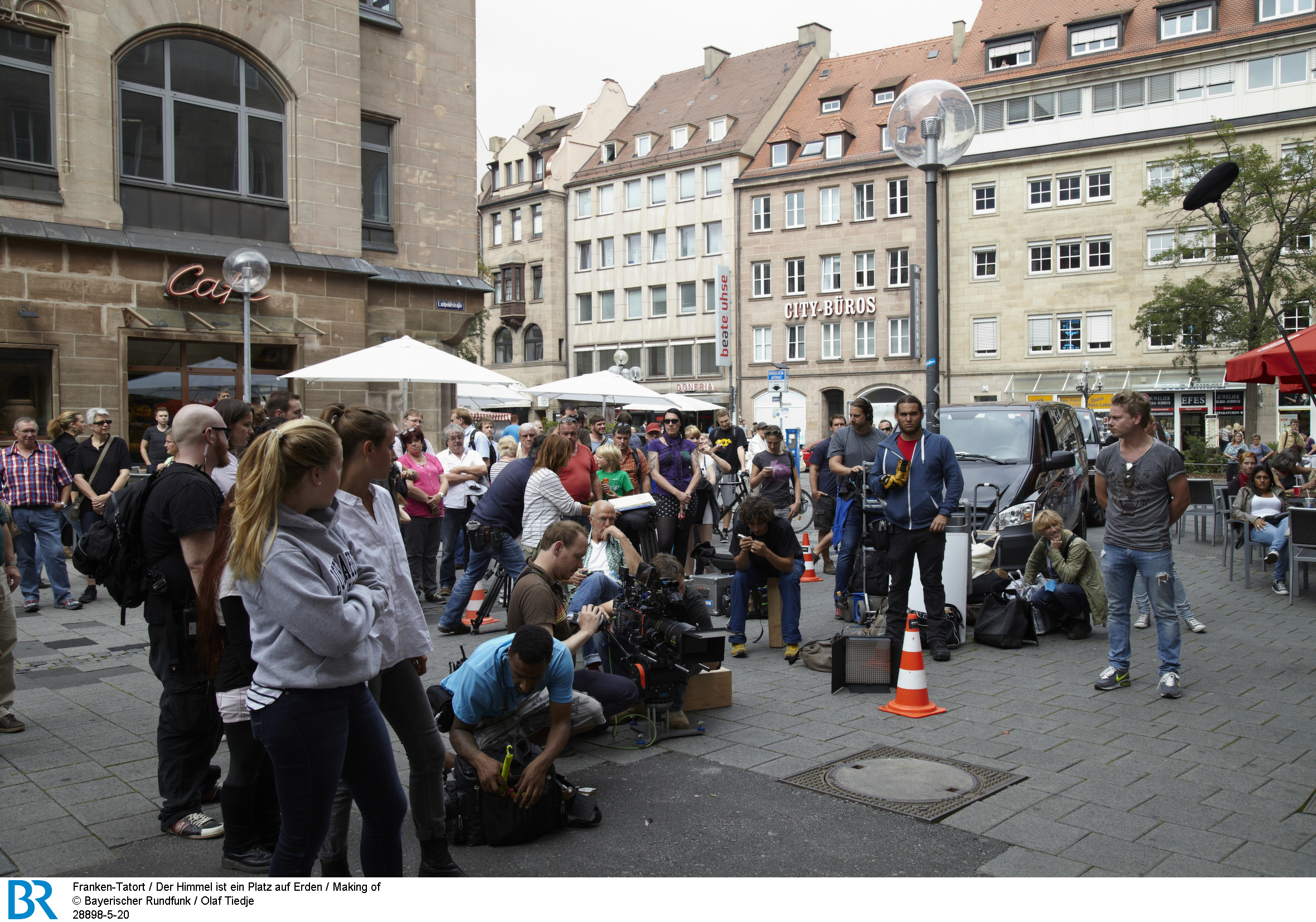 Das Interesse an der Arbeit des Filmteams ist riesig. Beim Dreh mitten in Nürnberg ist das Team innerhalb kürzester Zeit von Tatort-Fans umgeben.