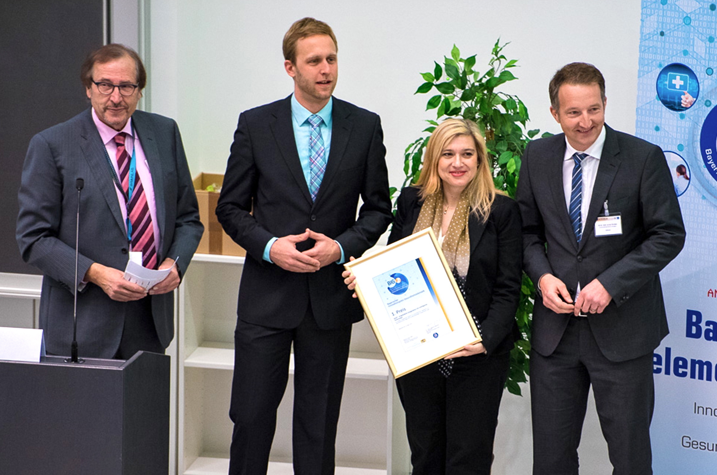 PD Dr. Jochen Klucken (Molekulare Neurologie, Uni-Klinikum Erlangen), Melanie Huml (Staatsministerin für Gesundheit und Pflege), Prof. Dr. Bjoern Eskofier (Lehrstuhl für Mustererkennung, FAU Erlangen-Nürnberg) und Dr. Siegfried Jedamzik (Organisator 3. Bayerischer Tag der Telemedizin / v.r.n.l.). Foto: Manuel Küfeldt
