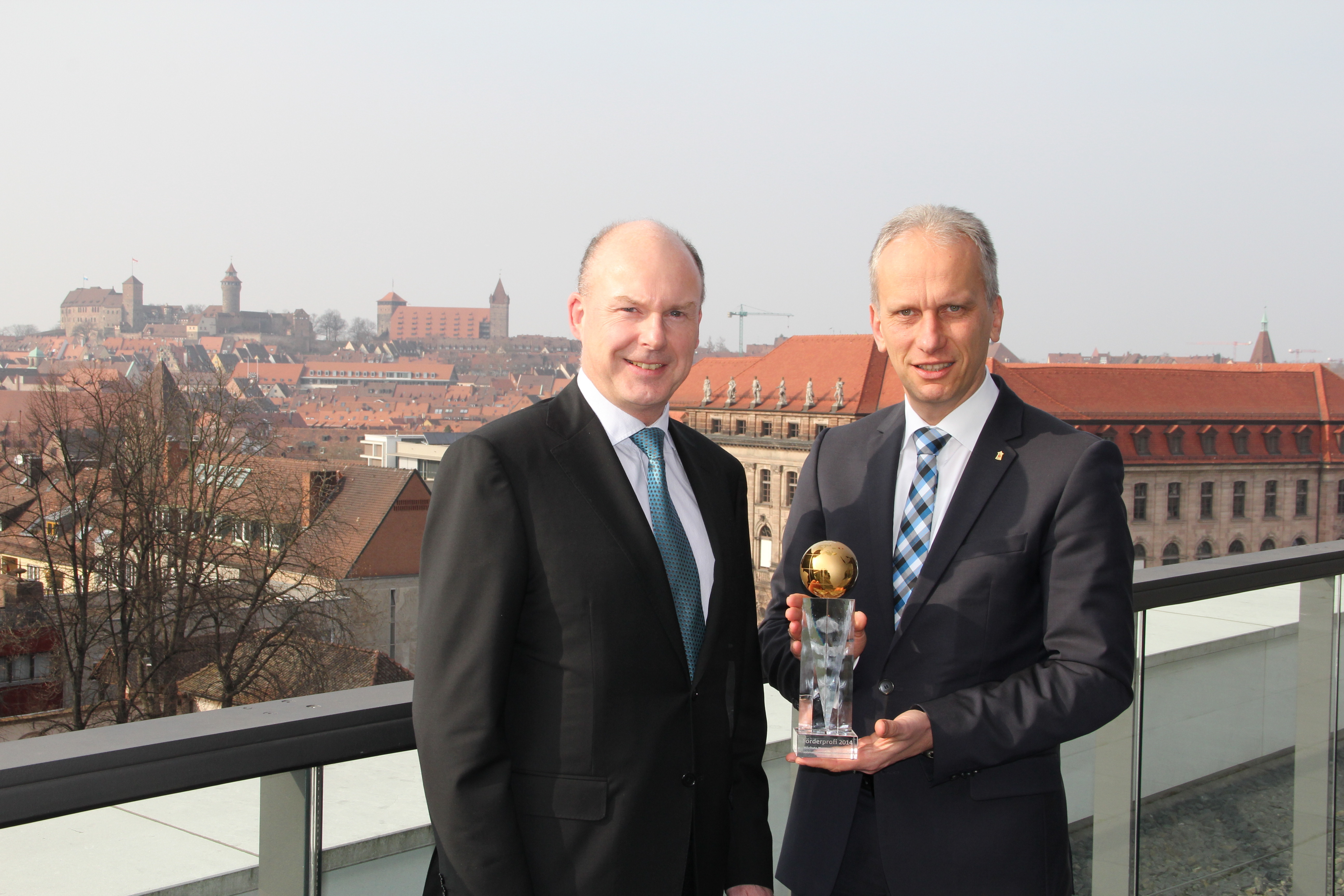Michael Krist (l.), Regionaldirektor Sparkassen Bayern Nord der BayernLB, überreichte den Glaspokal an Dr. Jonathan Daniel (r.), Vorstandsmitglied der Sparkasse Nürnberg.