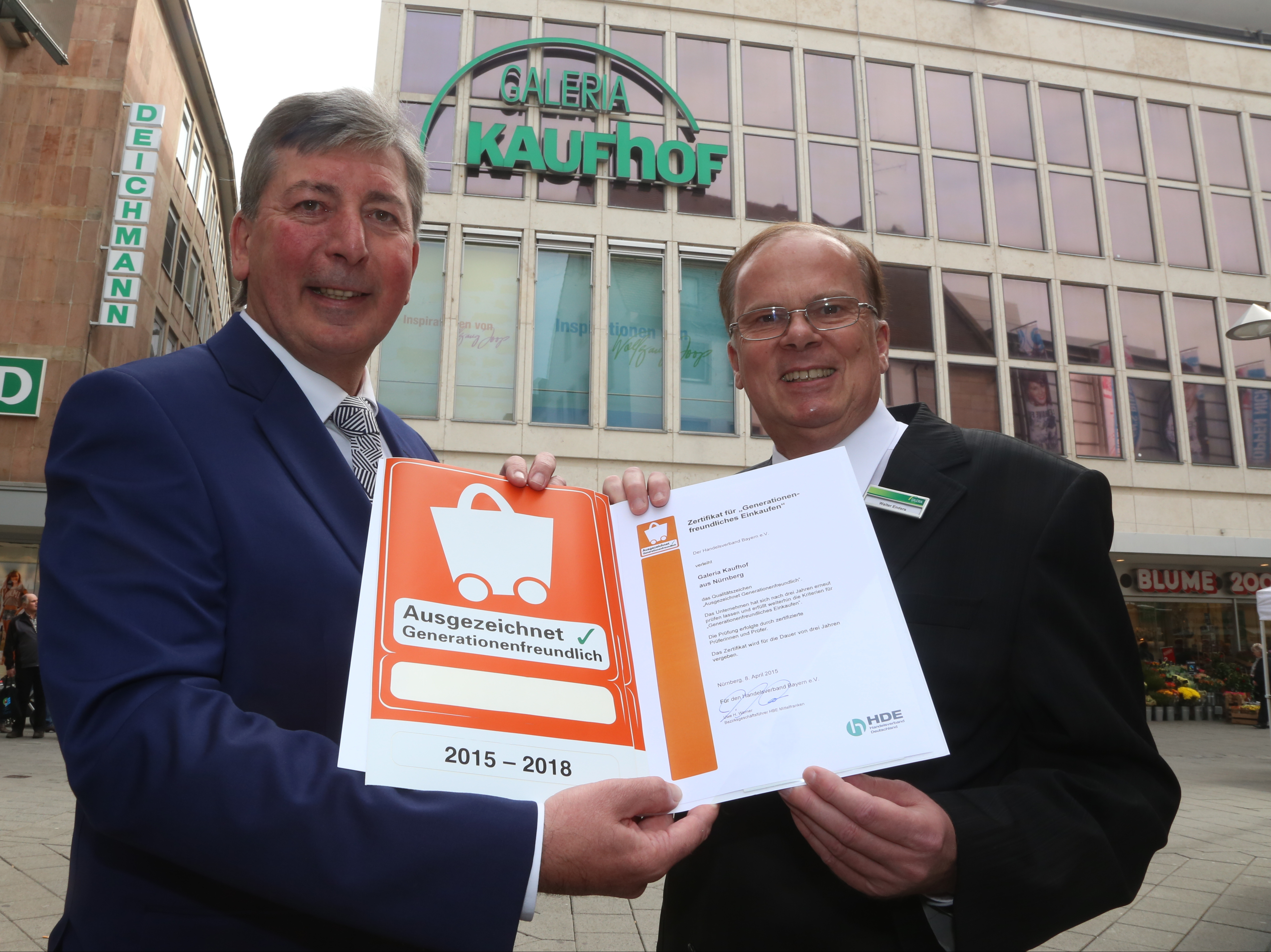 Uwe H. Werner (l.), Bezirksgeschäftsführer Handelsverband Bayern, bei der Übergabe des Zertifikates an Kaufhof Galeria Geschaftsführer Walter Enders.