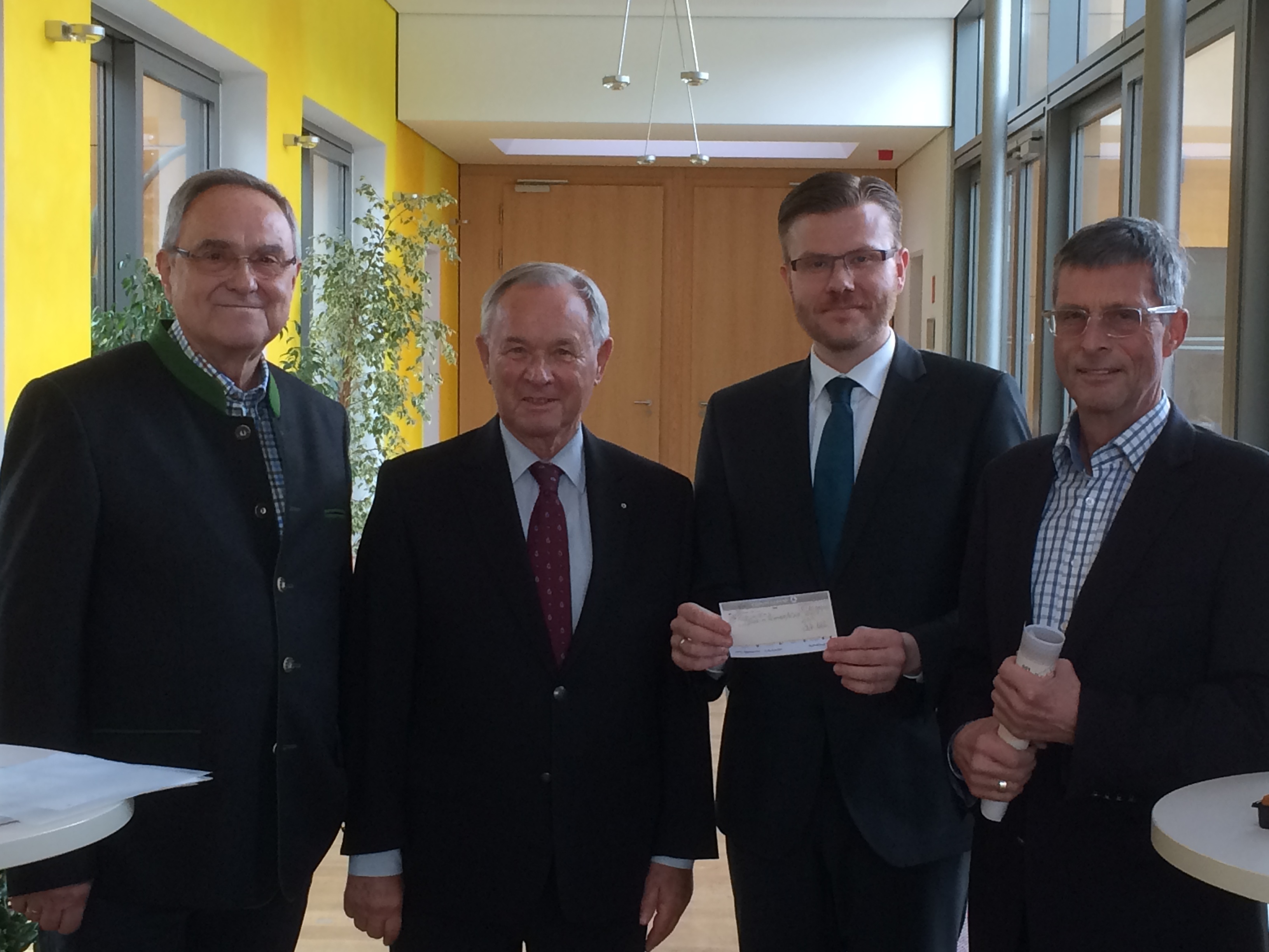 Großzügige Spende für das Tierheim Nürnberg: (v.l.) Klaus J. Teichmann, Dr. Wilhelm Polster, Marcus König und Christoph Maier.
