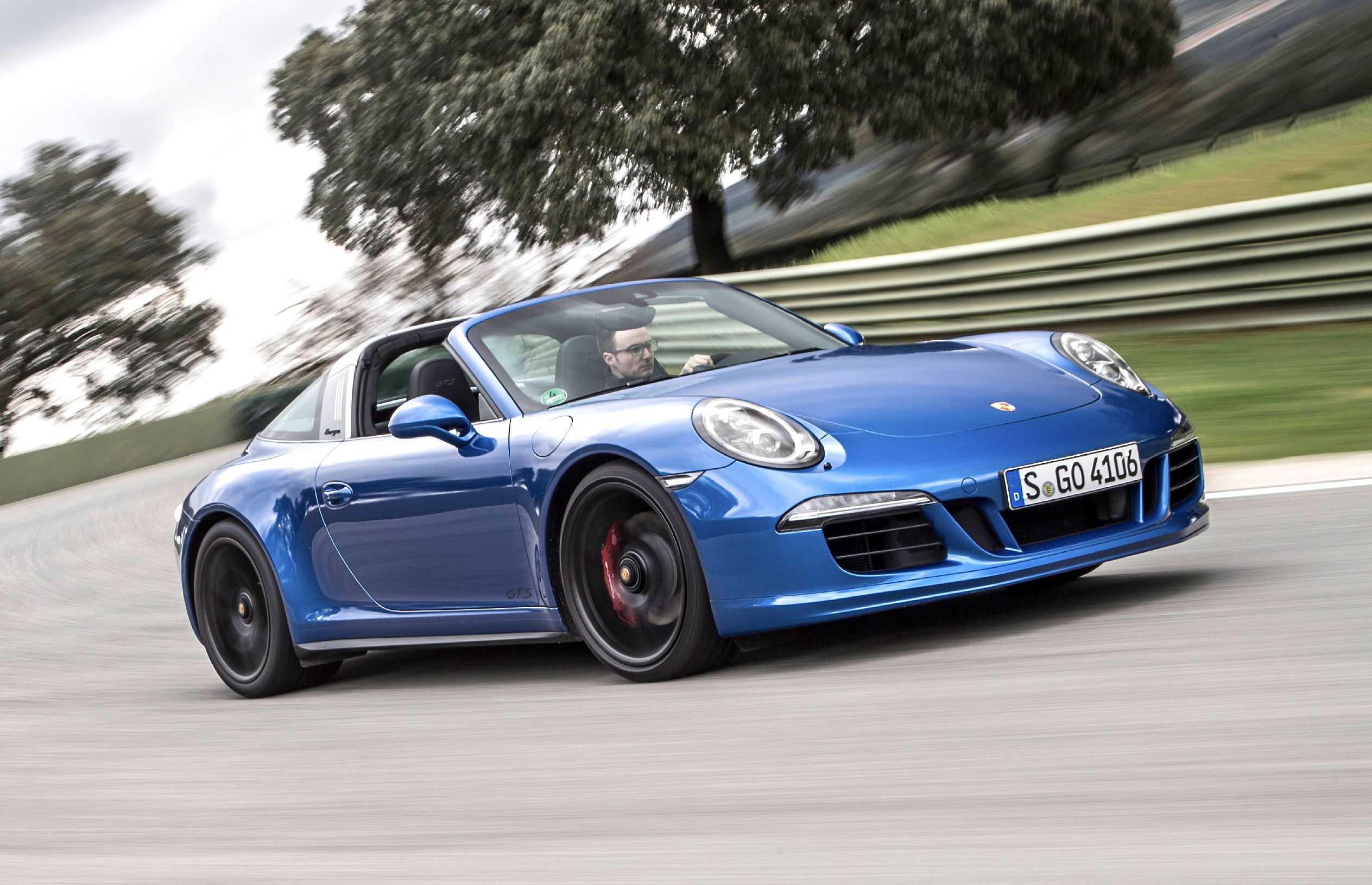 Wie könnte es anders ein: Auch beim Porsche 911 Targa 4 GTS ist Sportlichkeit Trumpf. Foto: Auto-Medienportal.Net/Porsche