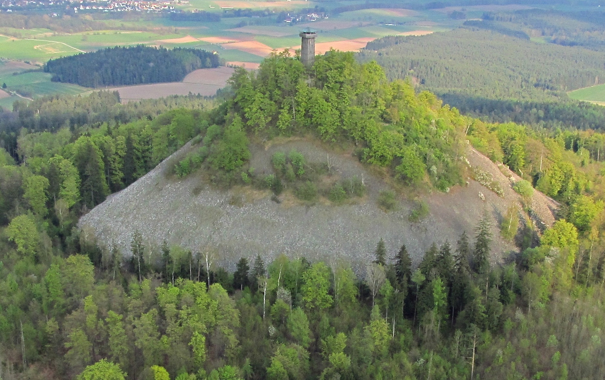 Der Rauhe Kulm gehört zu den markantesten Geotopen im Oberpfälzer Hügelland. Die Landmarke wurde bereits in der Steinzeit besiedelt. Ausgrabungen erbrachten mittelalterliche Funde.