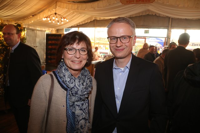 Dr. Michael Kläver, Direktor Vorstandsstab Sparkasse Nürnberg, und Petra Maly, Ehefrau von Oberbürgermeister Dr. Ulrich Maly. | Foto: bayernpress/Udo Dreier