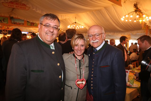 Dirk Hoerr (l.), Autohaus Hoefler Nürnberg, und Immobilien-Unternehmer Gerd Schmelzer mit Hoteldirektorin Julia Rübsamen. | Foto: bayernpress/Udo Dreier
