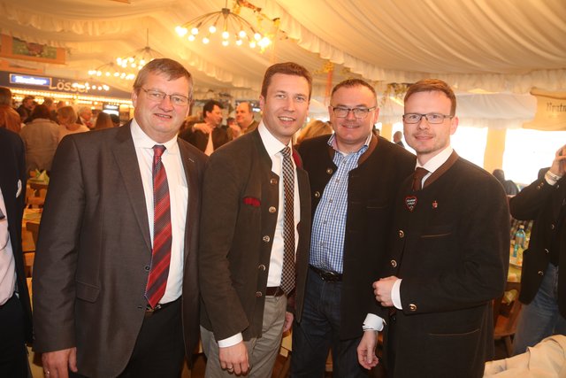 MdL Michael Brückner, Fürths Landrat Matthias Dießl und die Bezirksräte Michael Maderer und Peter Daniel Forster (v.l.). | Foto: bayernpress/Udo Dreier