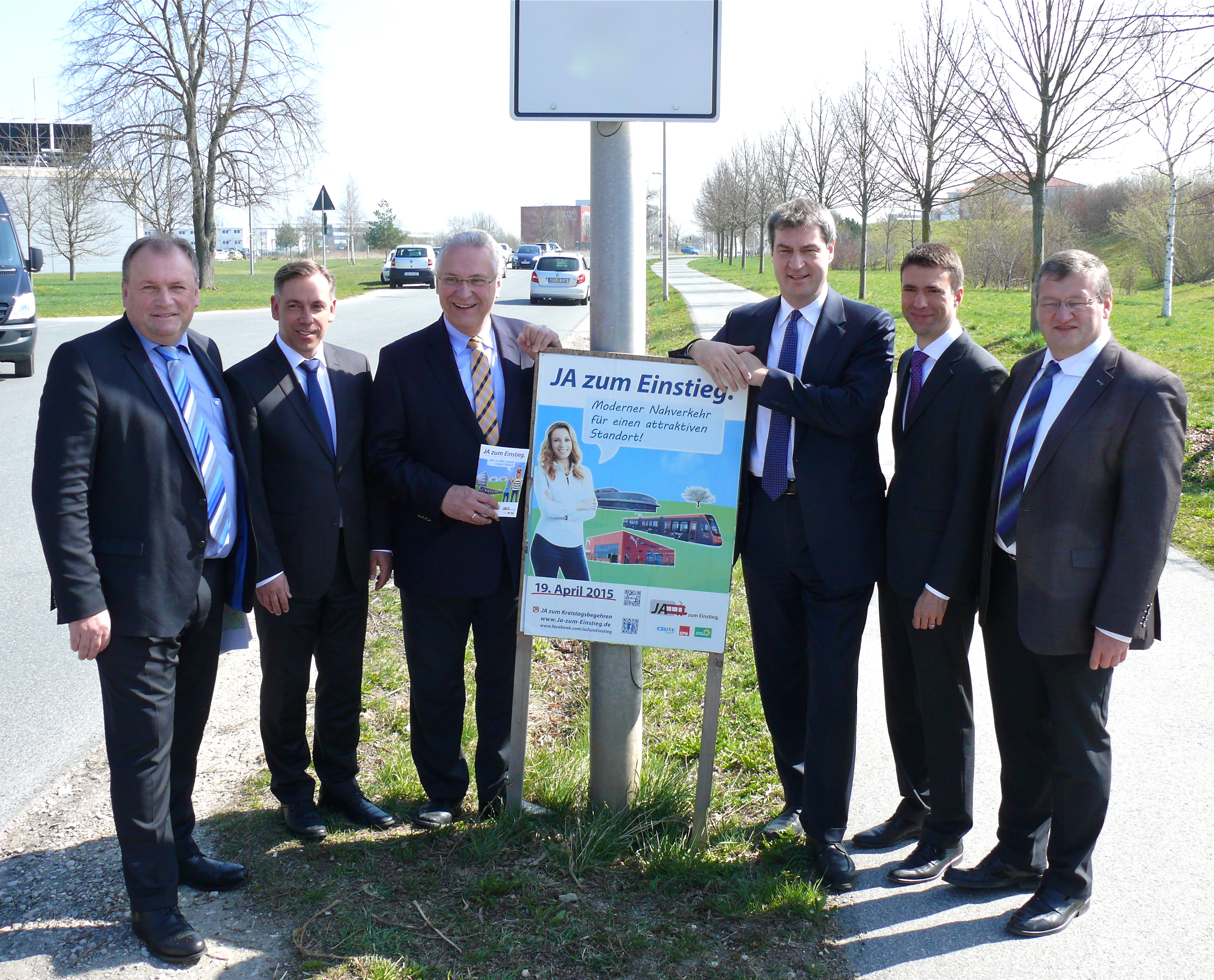 Demonstrative Einigkeit: MdL Walter Nussel, Landrat Alexander Tritthart, Innen- und Verkehrsminister Joachim Herrmann, Finanz- und Heimatminister Markus Söder, MdB Staatssekretär Stefan Müller und MdL Michael Brückner (v.l.n.r.) sagen „JA zum Einstieg“. Foto: Uwe Müller