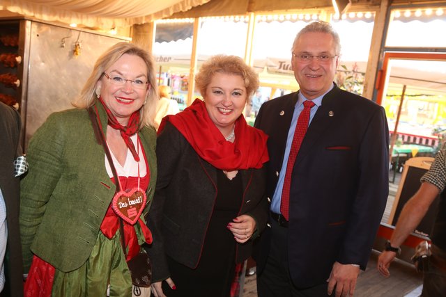Staatsminister Joachim Herrmann mit Landtagsabgeortneter Petra Guttenberger (M.) und Stadträtin Barbara Regitz. | Foto: bayernpress/Udo Dreier